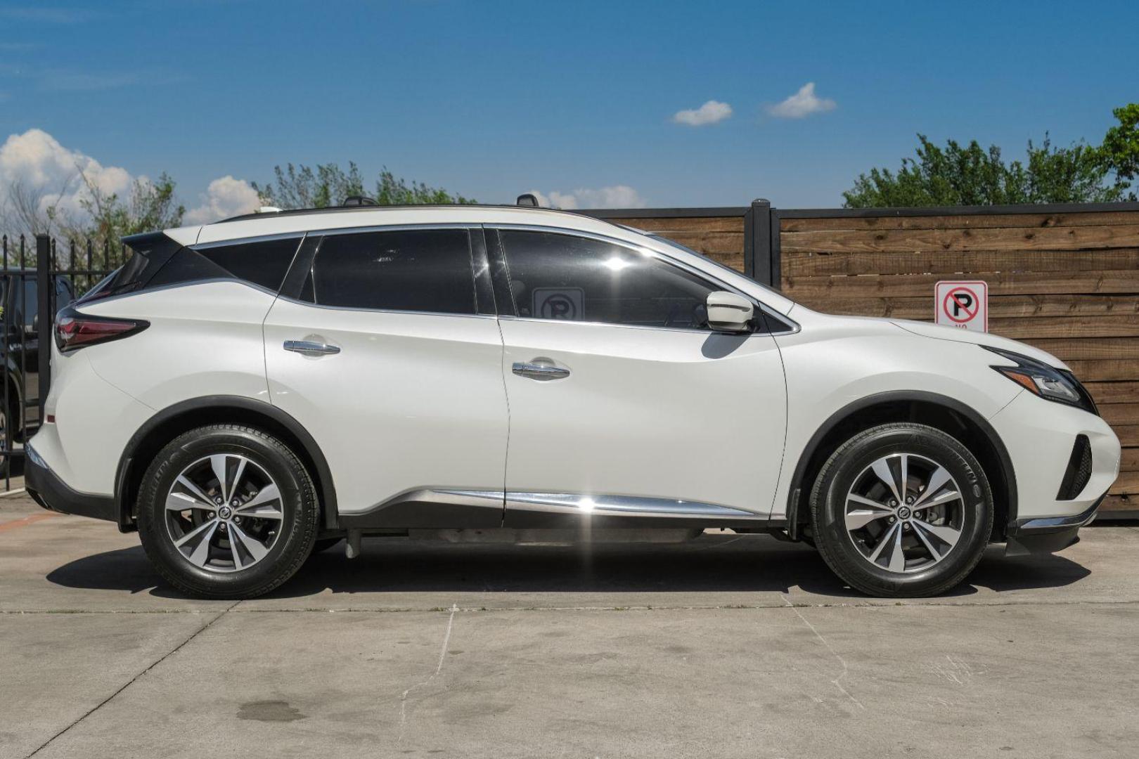 2019 white Nissan Murano SV (5N1AZ2MJ7KN) with an 3.5L V6 DOHC 24V engine, Continuously Variable Transmission transmission, located at 2401 E Main St., Grand Prairie, TX, 75050, (972) 262-4440, 32.748981, -96.969643 - Photo#8