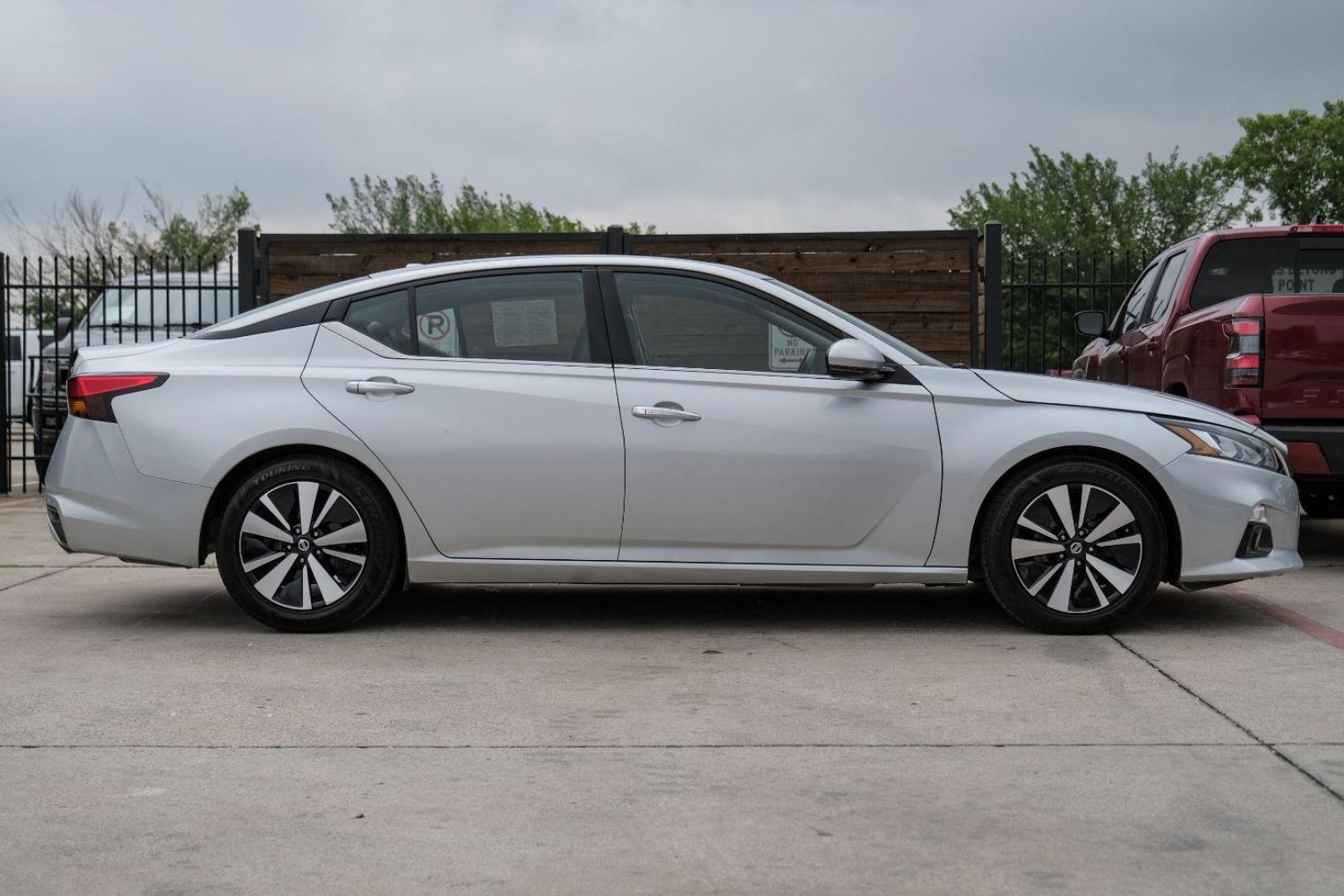 2020 silver Nissan Altima 2.5 SL (1N4BL4EV8LC) with an 2.5L L4 DOHC 16V engine, Continuously Variable Transmission transmission, located at 2401 E Main St., Grand Prairie, TX, 75050, (972) 262-4440, 32.748981, -96.969643 - Photo#9