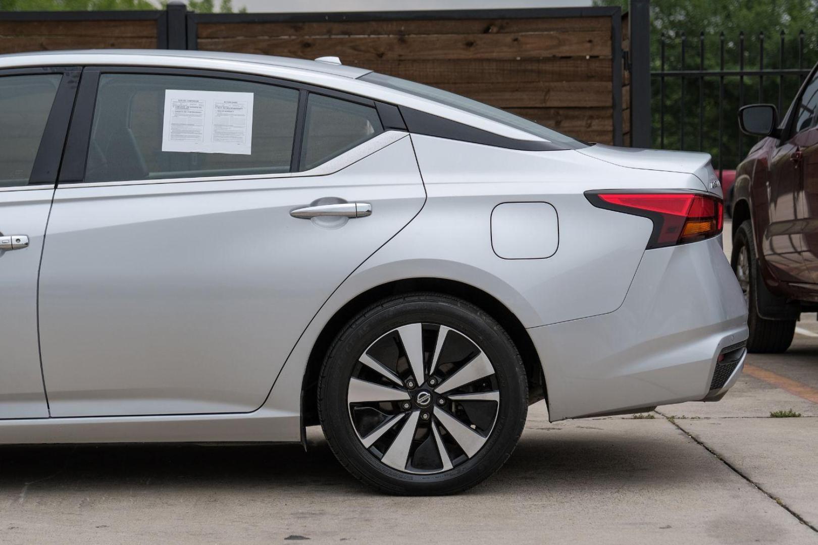 2020 silver Nissan Altima 2.5 SL (1N4BL4EV8LC) with an 2.5L L4 DOHC 16V engine, Continuously Variable Transmission transmission, located at 2401 E Main St., Grand Prairie, TX, 75050, (972) 262-4440, 32.748981, -96.969643 - Photo#17