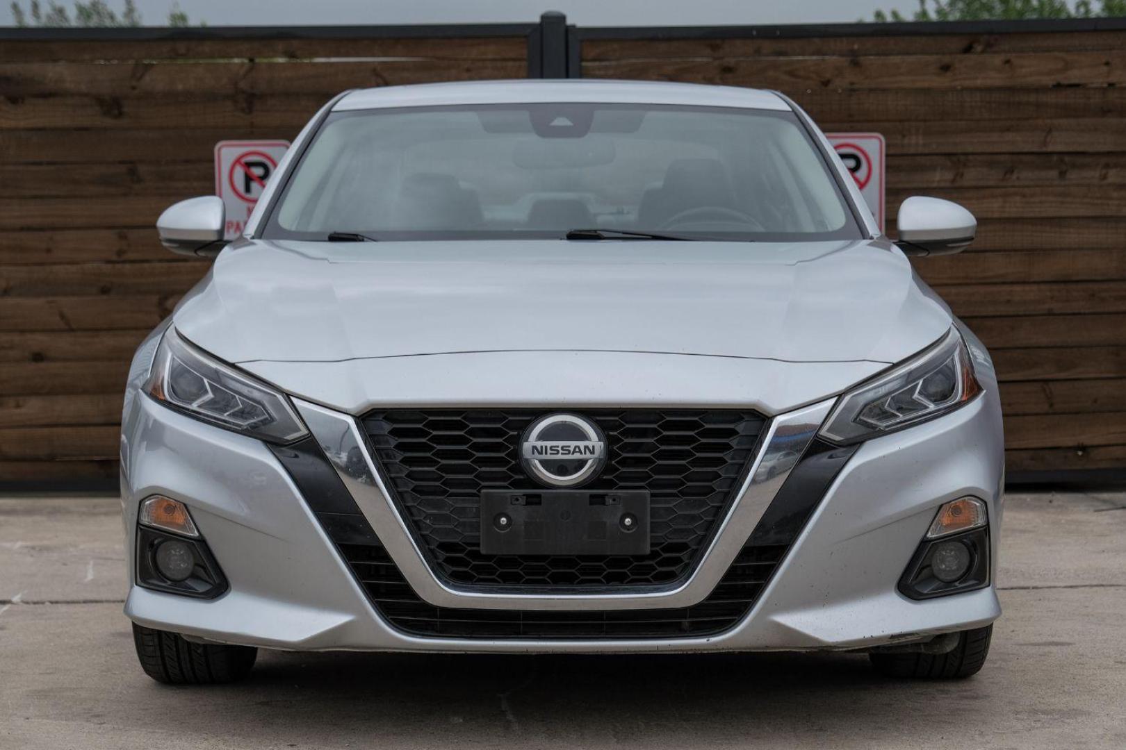 2020 silver Nissan Altima 2.5 SL (1N4BL4EV8LC) with an 2.5L L4 DOHC 16V engine, Continuously Variable Transmission transmission, located at 2401 E Main St., Grand Prairie, TX, 75050, (972) 262-4440, 32.748981, -96.969643 - Photo#5