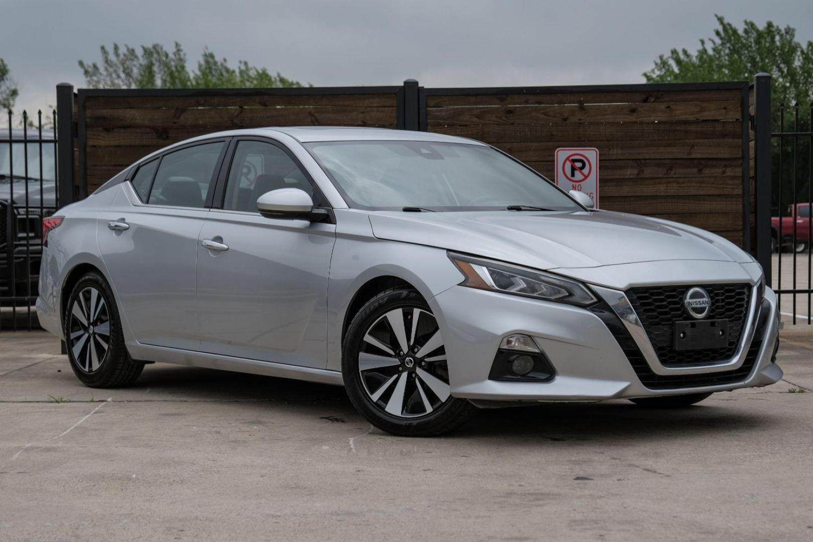 2020 silver Nissan Altima 2.5 SL (1N4BL4EV8LC) with an 2.5L L4 DOHC 16V engine, Continuously Variable Transmission transmission, located at 2401 E Main St., Grand Prairie, TX, 75050, (972) 262-4440, 32.748981, -96.969643 - Photo#6