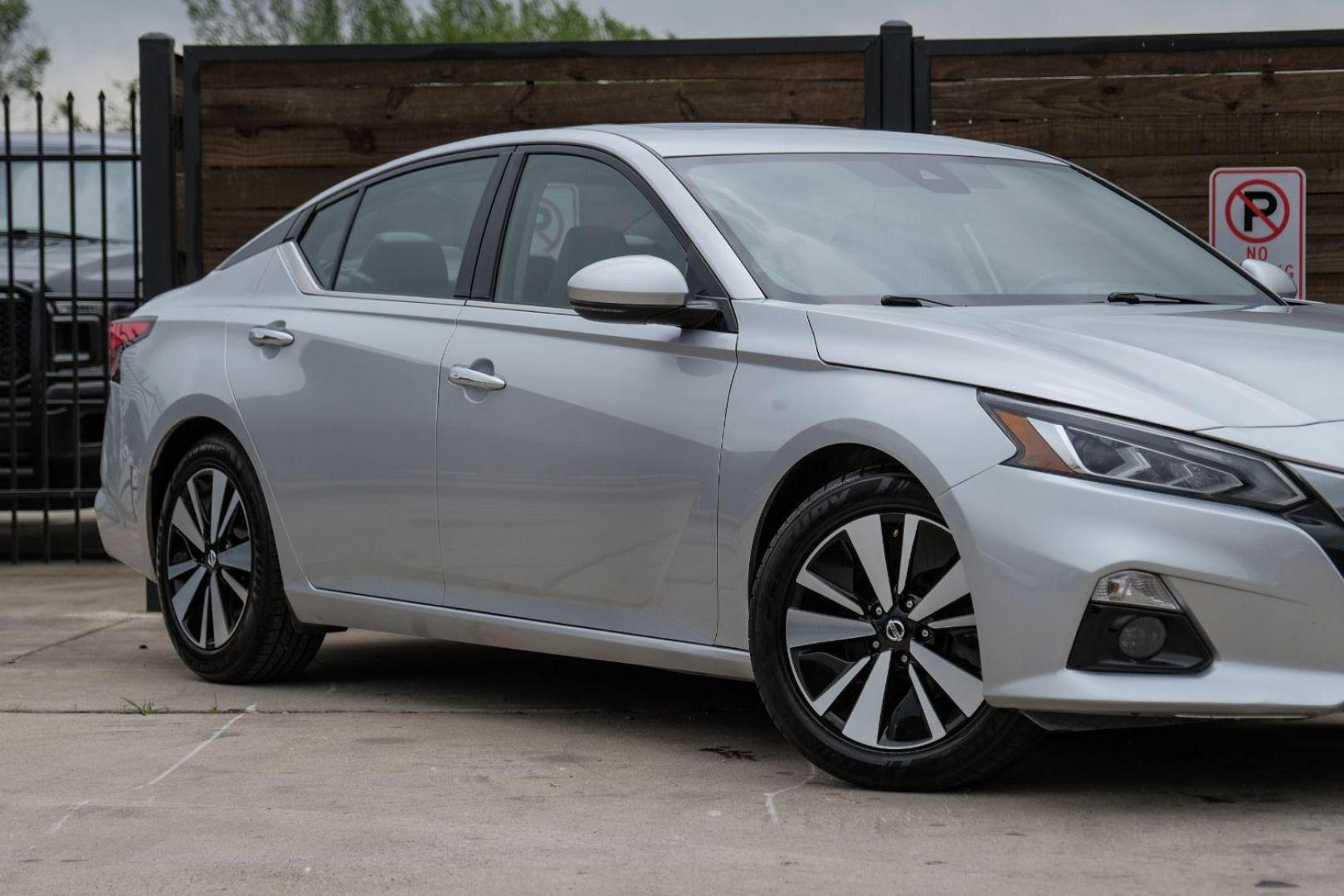 2020 silver Nissan Altima 2.5 SL (1N4BL4EV8LC) with an 2.5L L4 DOHC 16V engine, Continuously Variable Transmission transmission, located at 2401 E Main St., Grand Prairie, TX, 75050, (972) 262-4440, 32.748981, -96.969643 - Photo#7