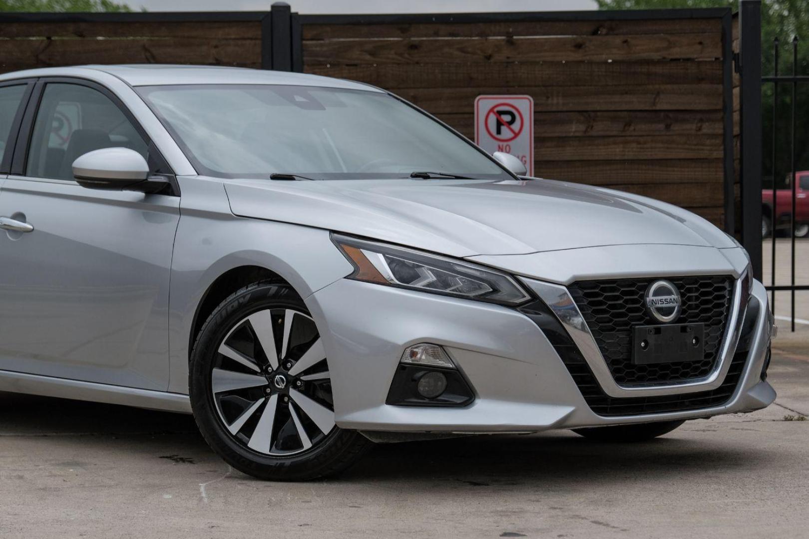 2020 silver Nissan Altima 2.5 SL (1N4BL4EV8LC) with an 2.5L L4 DOHC 16V engine, Continuously Variable Transmission transmission, located at 2401 E Main St., Grand Prairie, TX, 75050, (972) 262-4440, 32.748981, -96.969643 - Photo#8