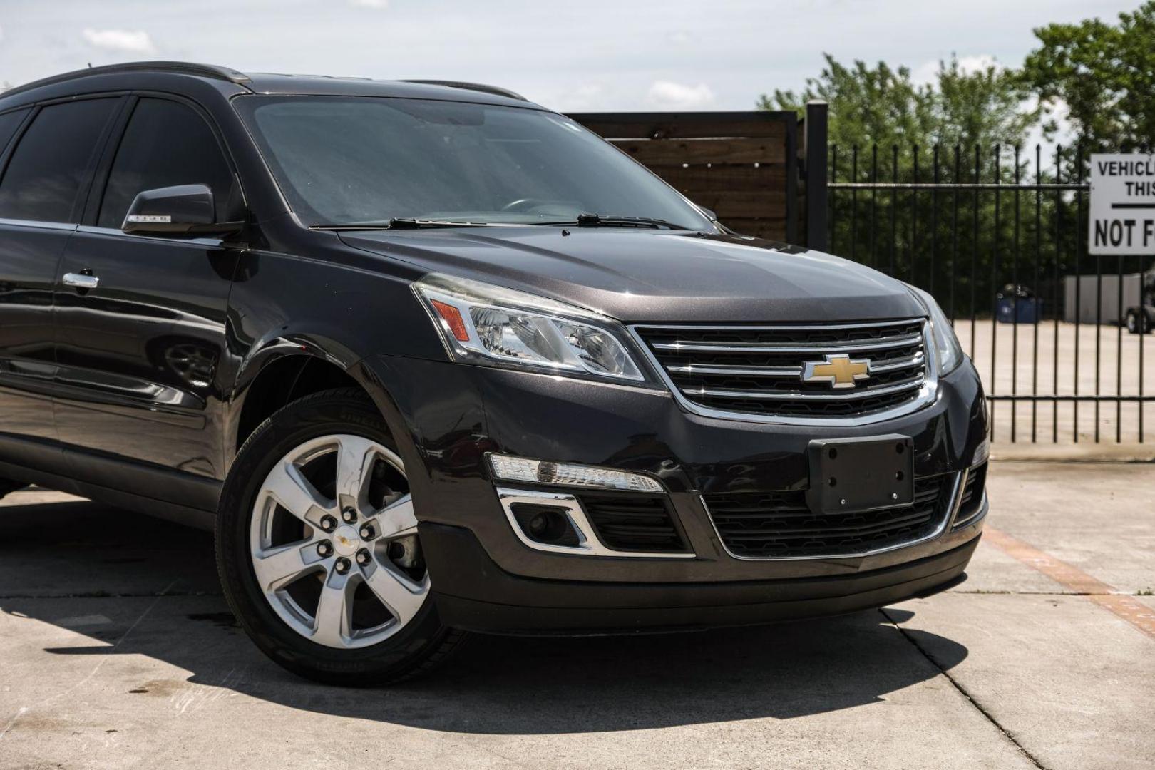 2016 GRAY Chevrolet Traverse SPORT UTILITY 4-DR (1GNKRGKD9GJ) with an 3.6L V6 DOHC 24V engine, 6-Speed Automatic transmission, located at 2401 E Main St., Grand Prairie, TX, 75050, (972) 262-4440, 32.748981, -96.969643 - Photo#9