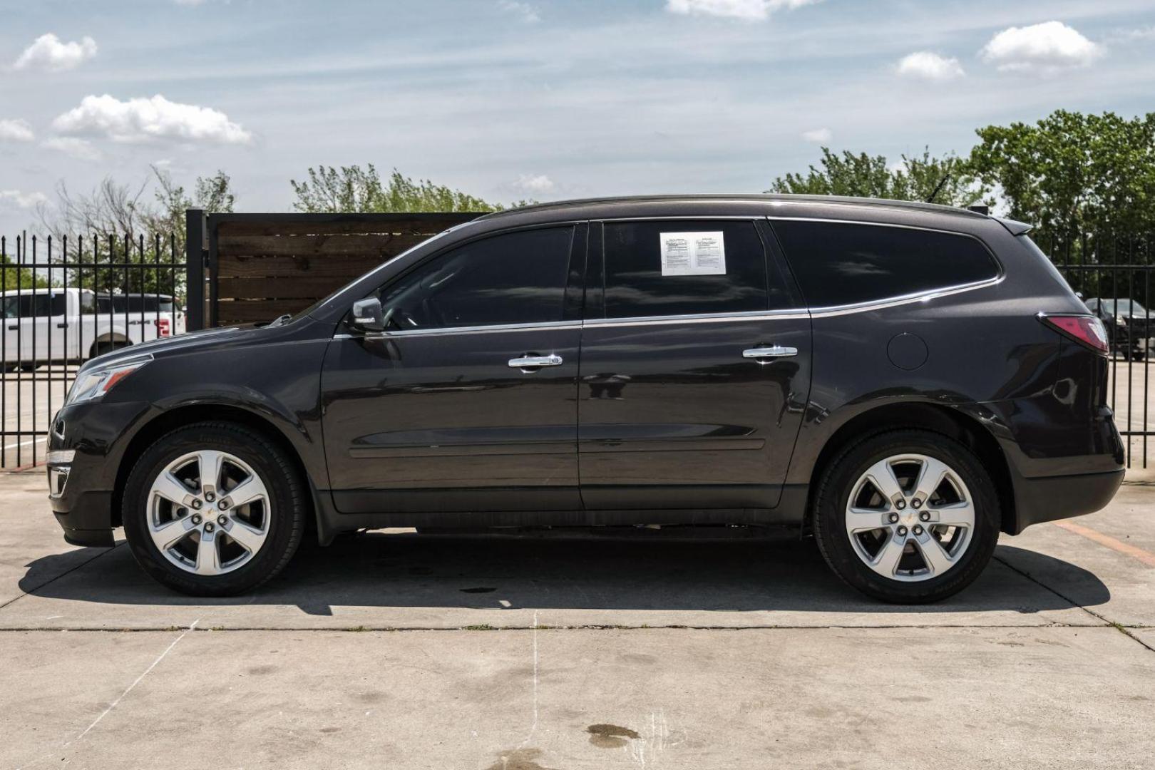 2016 GRAY Chevrolet Traverse SPORT UTILITY 4-DR (1GNKRGKD9GJ) with an 3.6L V6 DOHC 24V engine, 6-Speed Automatic transmission, located at 2401 E Main St., Grand Prairie, TX, 75050, (972) 262-4440, 32.748981, -96.969643 - Photo#18