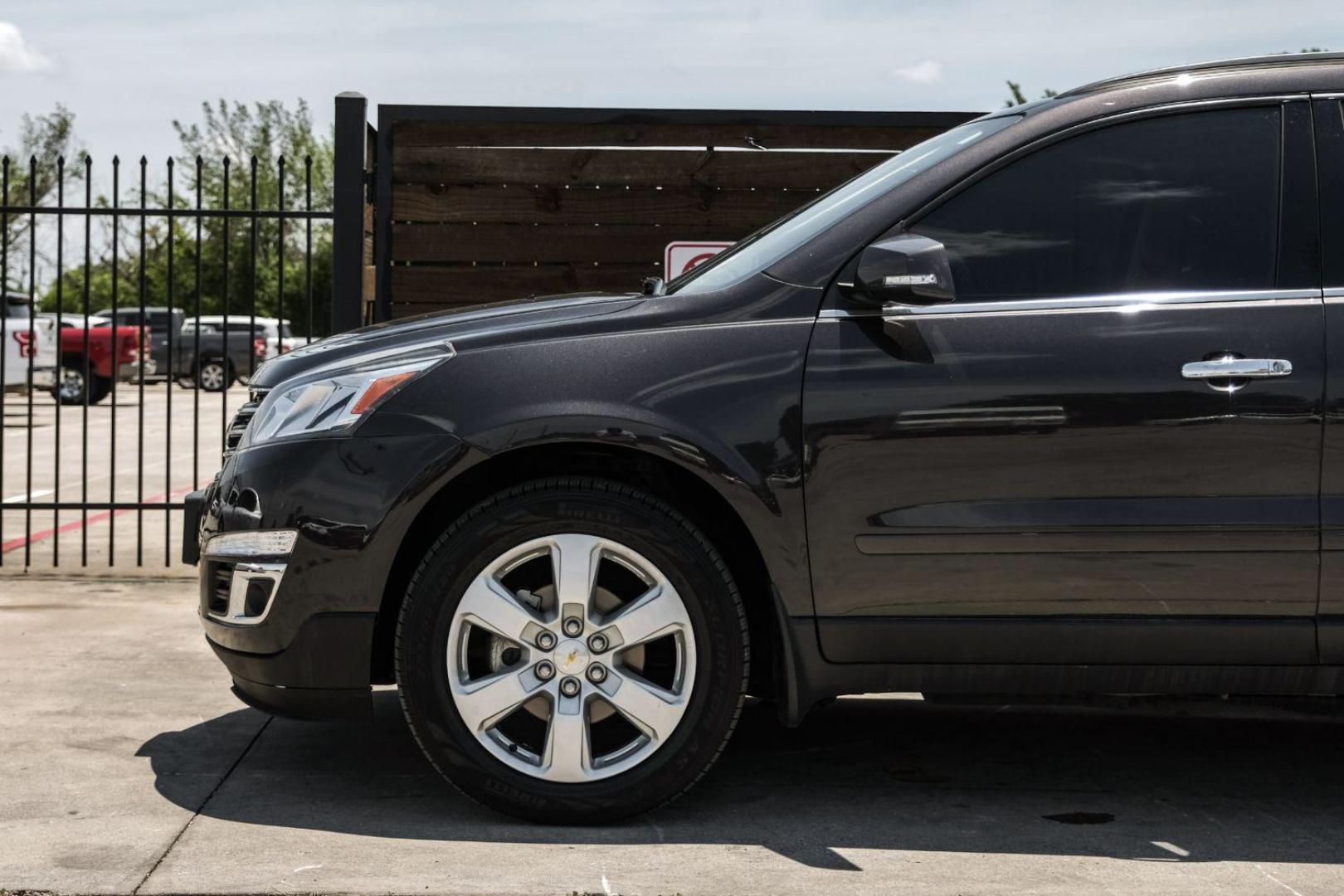 2016 GRAY Chevrolet Traverse SPORT UTILITY 4-DR (1GNKRGKD9GJ) with an 3.6L V6 DOHC 24V engine, 6-Speed Automatic transmission, located at 2401 E Main St., Grand Prairie, TX, 75050, (972) 262-4440, 32.748981, -96.969643 - Photo#19