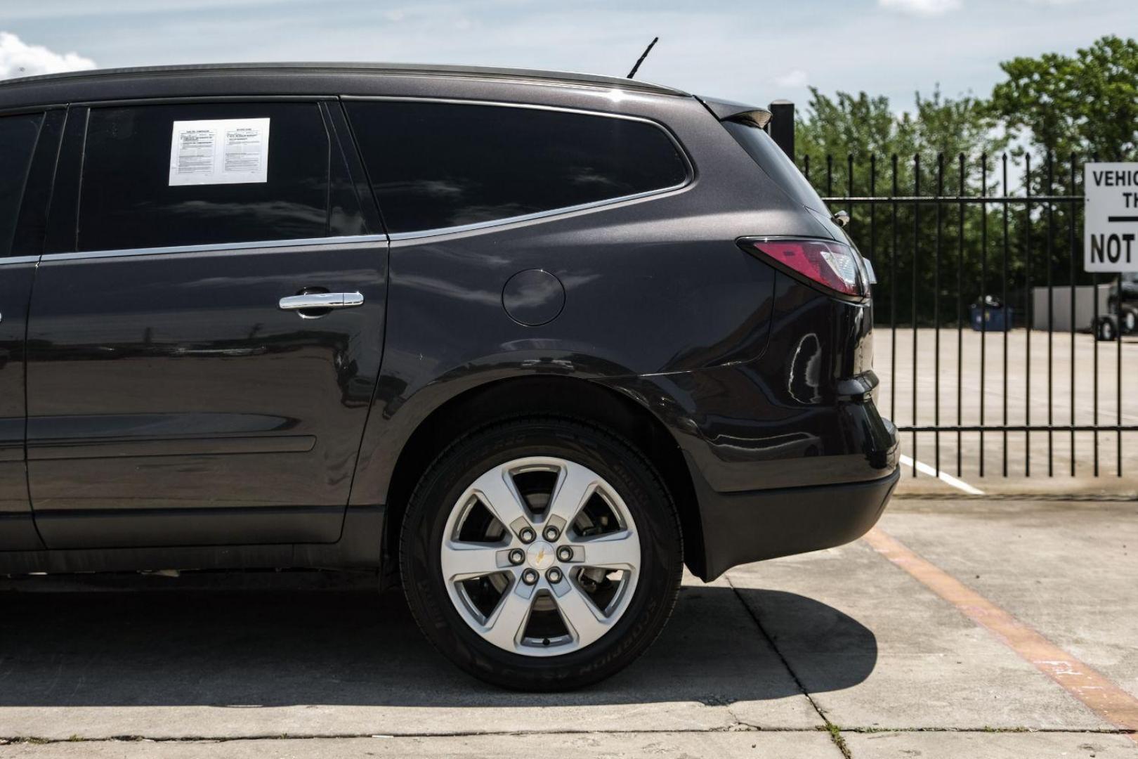 2016 GRAY Chevrolet Traverse SPORT UTILITY 4-DR (1GNKRGKD9GJ) with an 3.6L V6 DOHC 24V engine, 6-Speed Automatic transmission, located at 2401 E Main St., Grand Prairie, TX, 75050, (972) 262-4440, 32.748981, -96.969643 - Photo#20