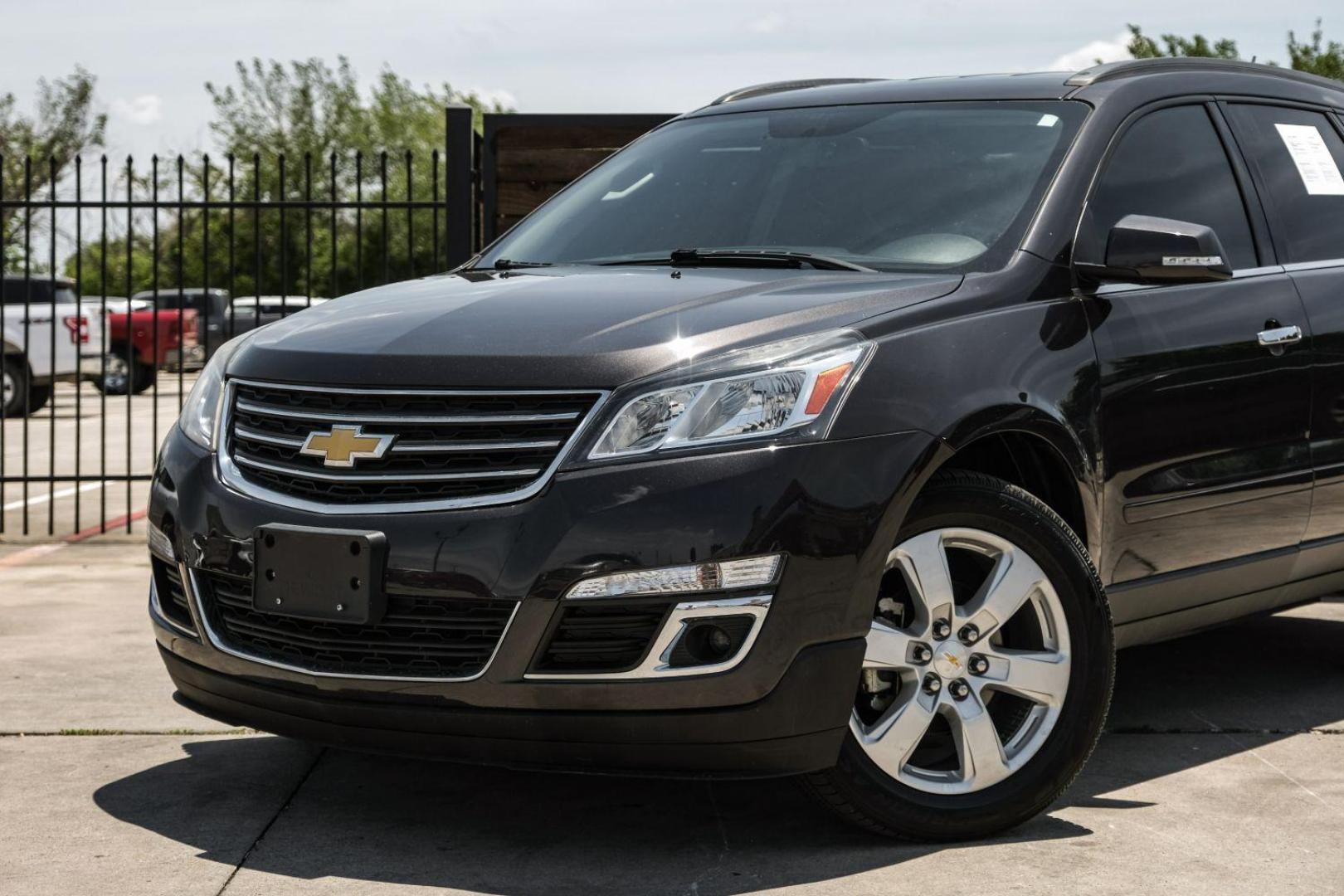 2016 GRAY Chevrolet Traverse SPORT UTILITY 4-DR (1GNKRGKD9GJ) with an 3.6L V6 DOHC 24V engine, 6-Speed Automatic transmission, located at 2401 E Main St., Grand Prairie, TX, 75050, (972) 262-4440, 32.748981, -96.969643 - Photo#4