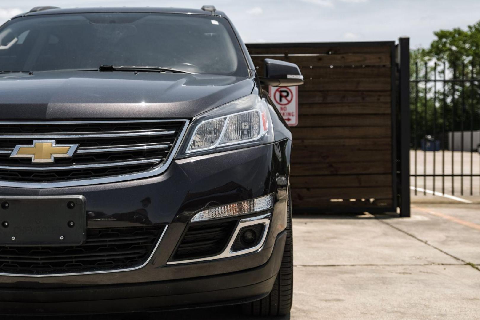 2016 GRAY Chevrolet Traverse SPORT UTILITY 4-DR (1GNKRGKD9GJ) with an 3.6L V6 DOHC 24V engine, 6-Speed Automatic transmission, located at 2401 E Main St., Grand Prairie, TX, 75050, (972) 262-4440, 32.748981, -96.969643 - Photo#58