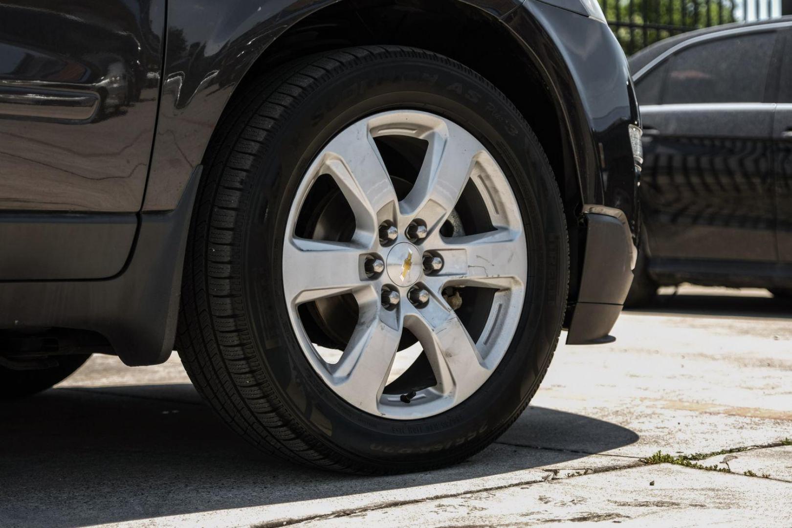 2016 GRAY Chevrolet Traverse SPORT UTILITY 4-DR (1GNKRGKD9GJ) with an 3.6L V6 DOHC 24V engine, 6-Speed Automatic transmission, located at 2401 E Main St., Grand Prairie, TX, 75050, (972) 262-4440, 32.748981, -96.969643 - Photo#68