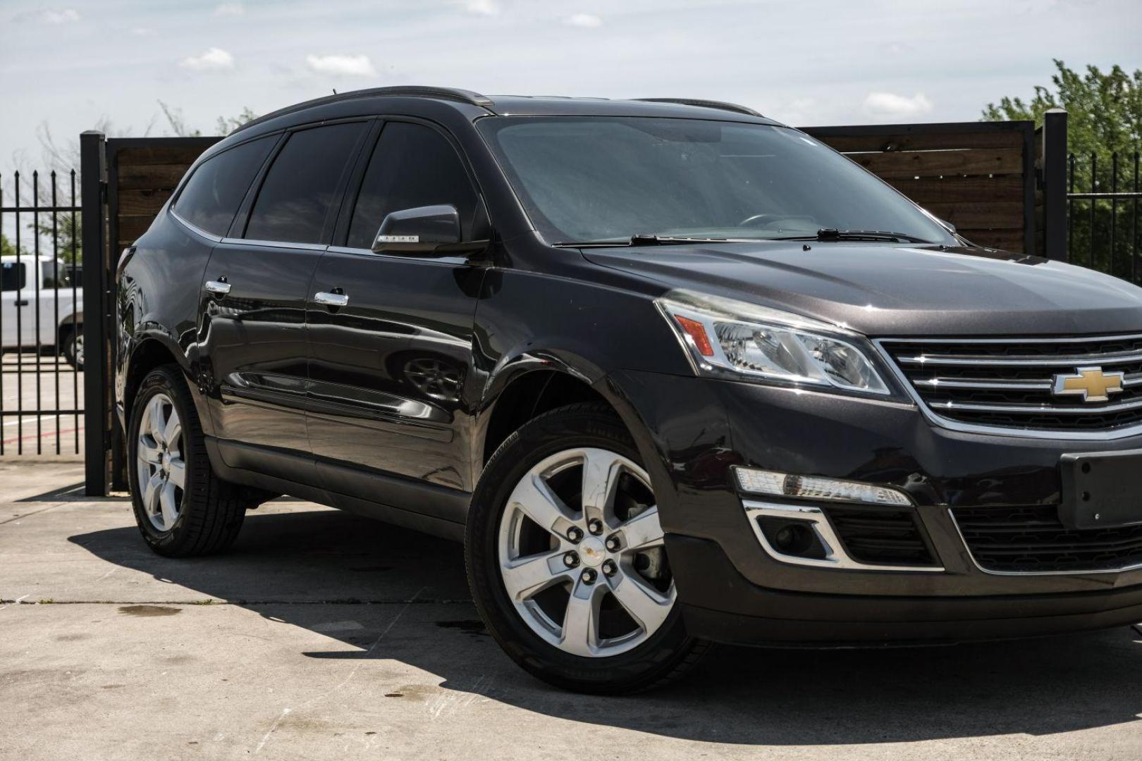 2016 GRAY Chevrolet Traverse SPORT UTILITY 4-DR (1GNKRGKD9GJ) with an 3.6L V6 DOHC 24V engine, 6-Speed Automatic transmission, located at 2401 E Main St., Grand Prairie, TX, 75050, (972) 262-4440, 32.748981, -96.969643 - Photo#8