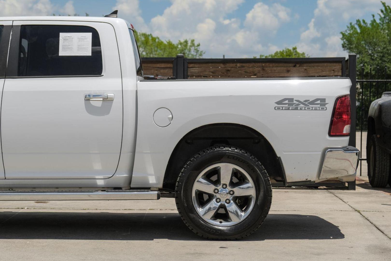 2015 WHITE RAM 1500 SLT Crew Cab SWB 4WD (1C6RR7LT5FS) with an 5.7L V8 OHV 16V engine, 8-Speed Automatic transmission, located at 2401 E Main St., Grand Prairie, TX, 75050, (972) 262-4440, 32.748981, -96.969643 - Photo#16