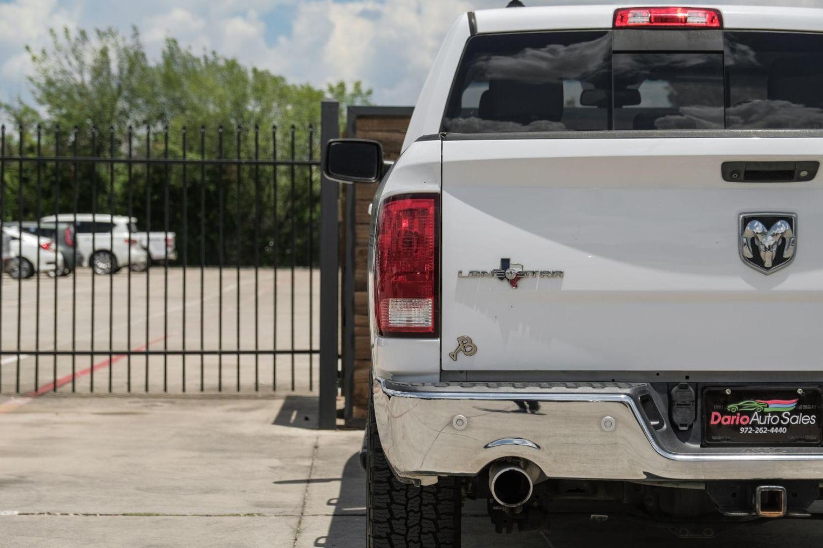 2015 WHITE RAM 1500 SLT Crew Cab SWB 4WD (1C6RR7LT5FS) with an 5.7L V8 OHV 16V engine, 8-Speed Automatic transmission, located at 2401 E Main St., Grand Prairie, TX, 75050, (972) 262-4440, 32.748981, -96.969643 - Photo#46