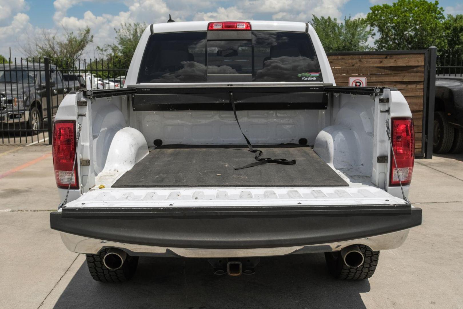 2015 WHITE RAM 1500 SLT Crew Cab SWB 4WD (1C6RR7LT5FS) with an 5.7L V8 OHV 16V engine, 8-Speed Automatic transmission, located at 2401 E Main St., Grand Prairie, TX, 75050, (972) 262-4440, 32.748981, -96.969643 - Photo#49