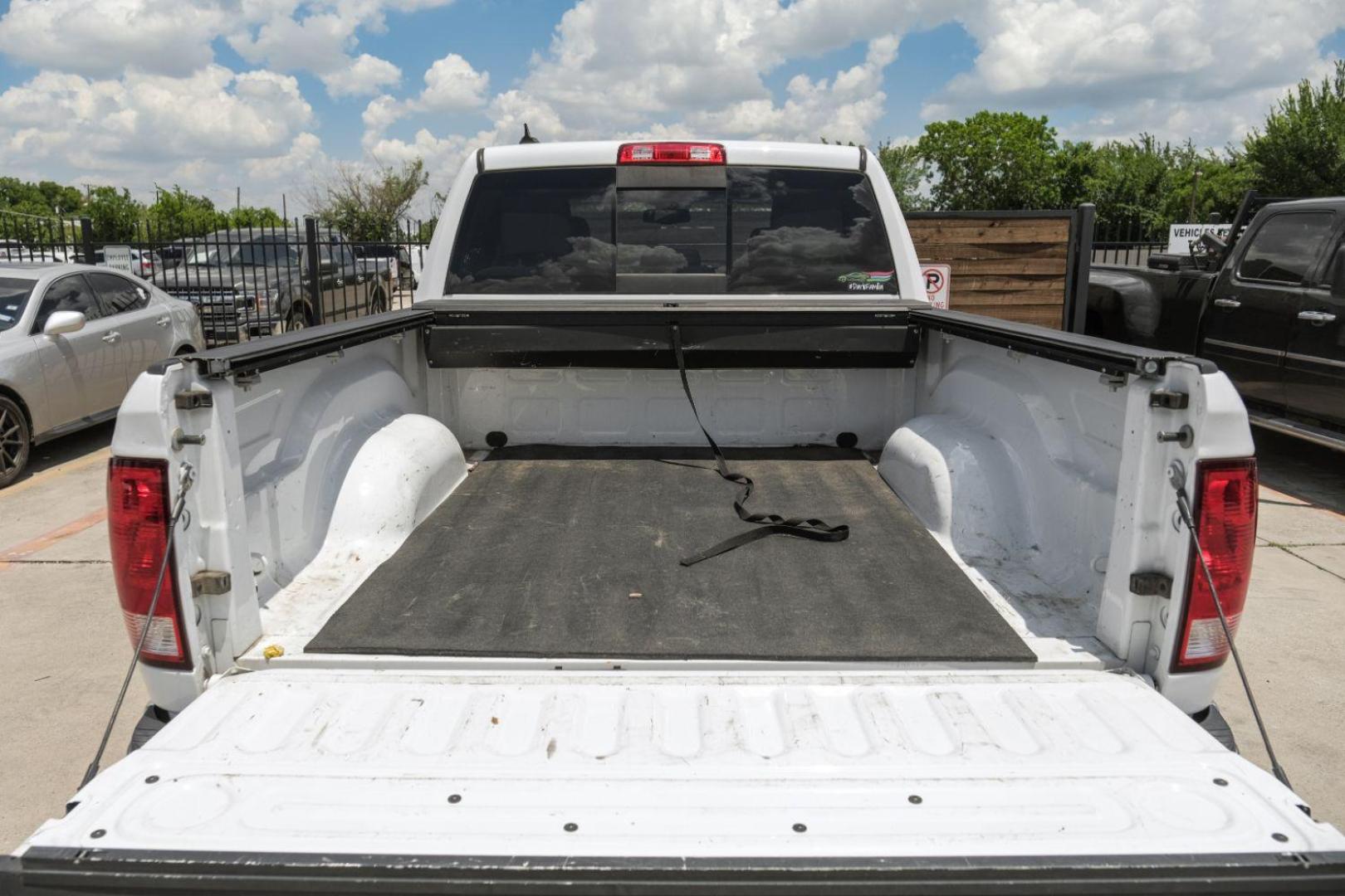 2015 WHITE RAM 1500 SLT Crew Cab SWB 4WD (1C6RR7LT5FS) with an 5.7L V8 OHV 16V engine, 8-Speed Automatic transmission, located at 2401 E Main St., Grand Prairie, TX, 75050, (972) 262-4440, 32.748981, -96.969643 - Photo#50