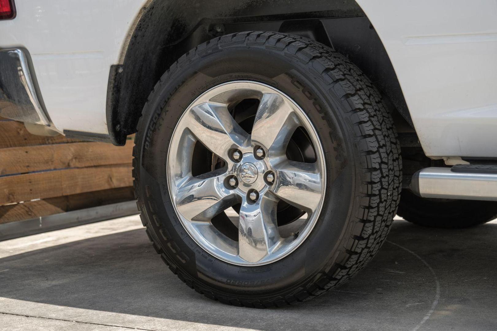 2015 WHITE RAM 1500 SLT Crew Cab SWB 4WD (1C6RR7LT5FS) with an 5.7L V8 OHV 16V engine, 8-Speed Automatic transmission, located at 2401 E Main St., Grand Prairie, TX, 75050, (972) 262-4440, 32.748981, -96.969643 - Photo#53