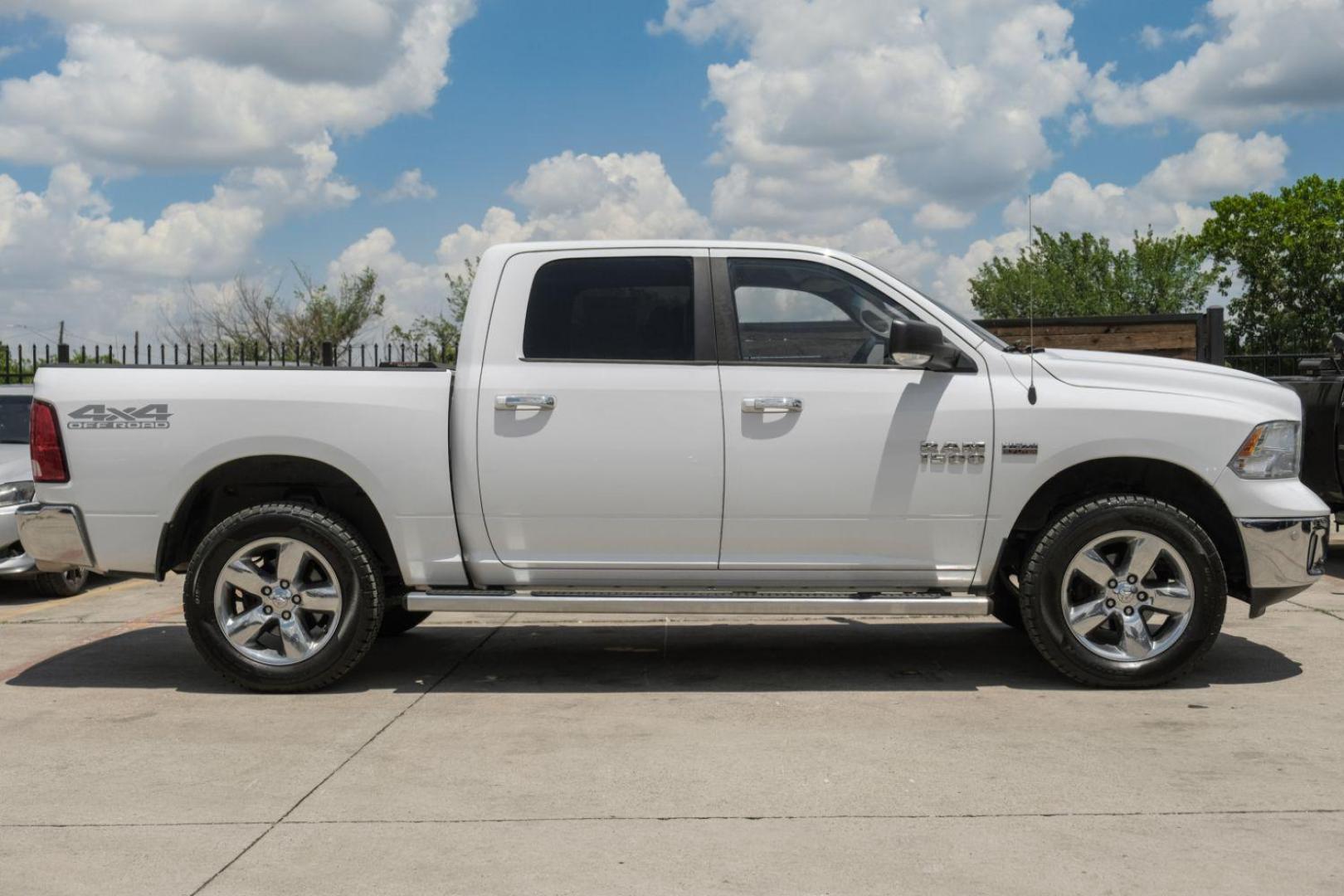 2015 WHITE RAM 1500 SLT Crew Cab SWB 4WD (1C6RR7LT5FS) with an 5.7L V8 OHV 16V engine, 8-Speed Automatic transmission, located at 2401 E Main St., Grand Prairie, TX, 75050, (972) 262-4440, 32.748981, -96.969643 - Photo#8