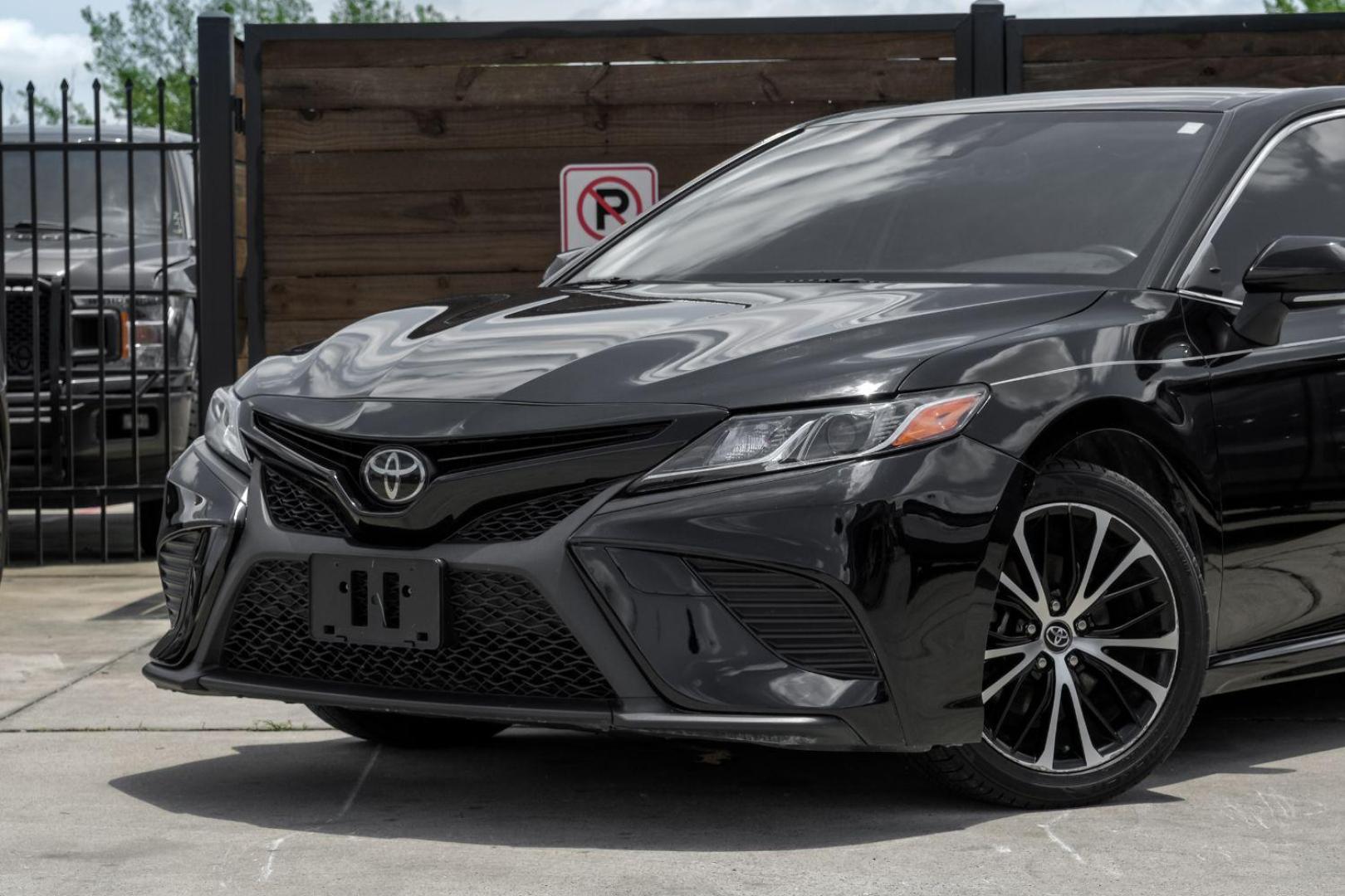 2020 BLACK Toyota Camry SE (4T1M11AK7LU) with an 2.5L L4 DOHC 16V engine, 8-Speed Automatic transmission, located at 2401 E Main St., Grand Prairie, TX, 75050, (972) 262-4440, 32.748981, -96.969643 - Photo#4