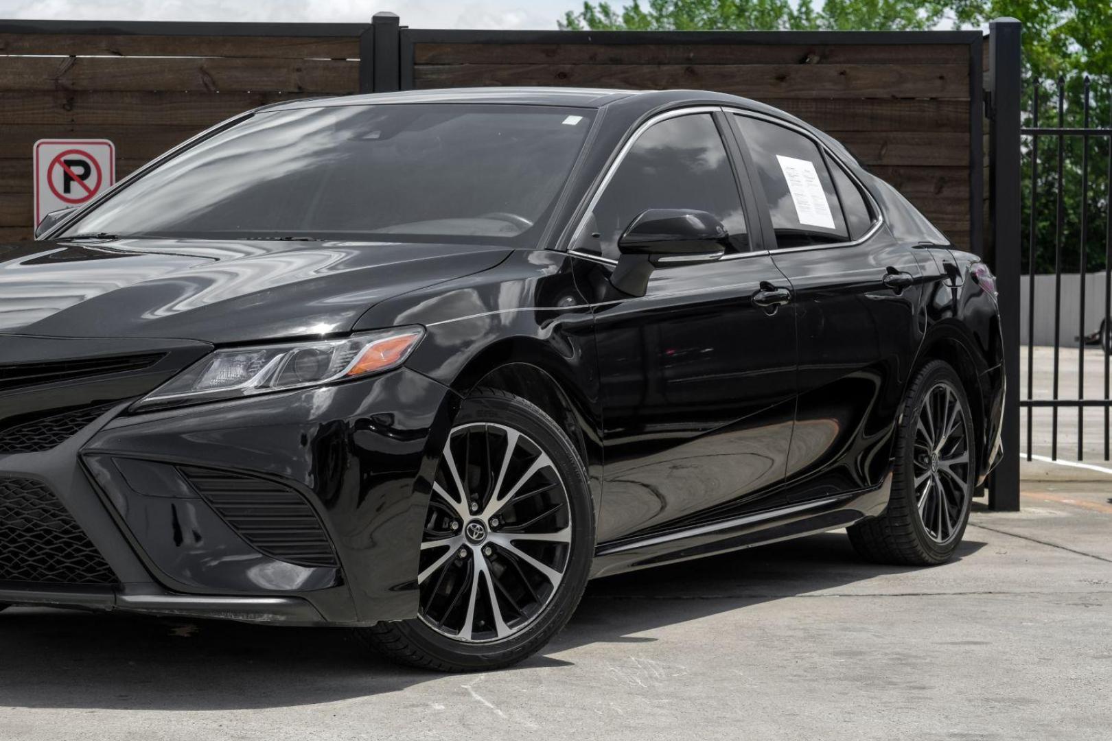 2020 BLACK Toyota Camry SE (4T1M11AK7LU) with an 2.5L L4 DOHC 16V engine, 8-Speed Automatic transmission, located at 2401 E Main St., Grand Prairie, TX, 75050, (972) 262-4440, 32.748981, -96.969643 - Photo#5