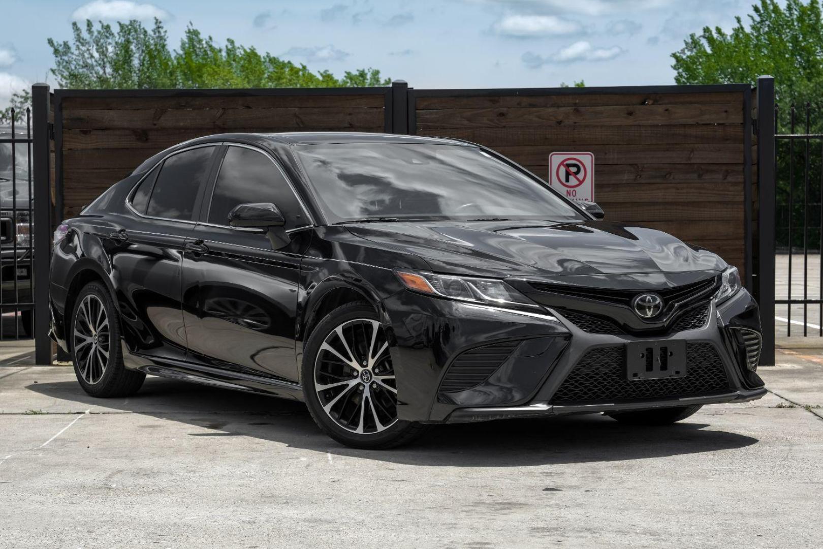 2020 BLACK Toyota Camry SE (4T1M11AK7LU) with an 2.5L L4 DOHC 16V engine, 8-Speed Automatic transmission, located at 2401 E Main St., Grand Prairie, TX, 75050, (972) 262-4440, 32.748981, -96.969643 - Photo#7