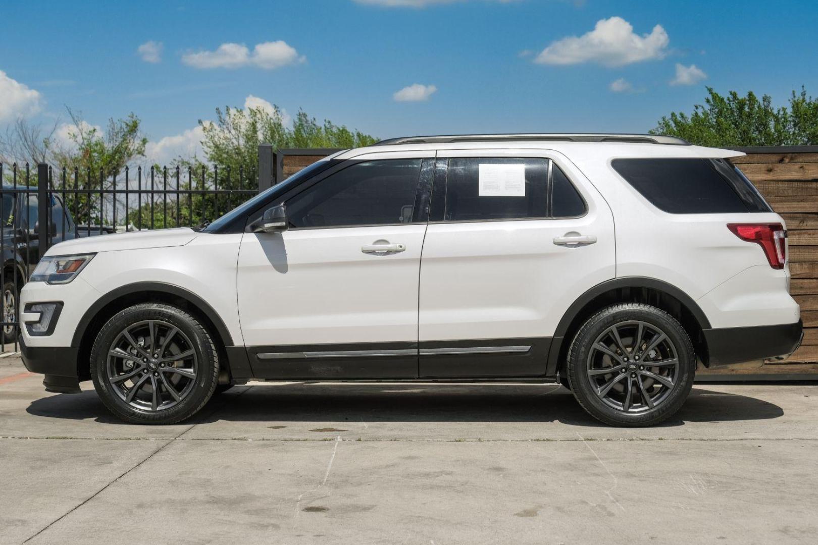 2017 white Ford Explorer XLT FWD (1FM5K7D89HG) with an 3.5L V6 DOHC 24V engine, 6-Speed Automatic transmission, located at 2401 E Main St., Grand Prairie, TX, 75050, (972) 262-4440, 32.748981, -96.969643 - Photo#14