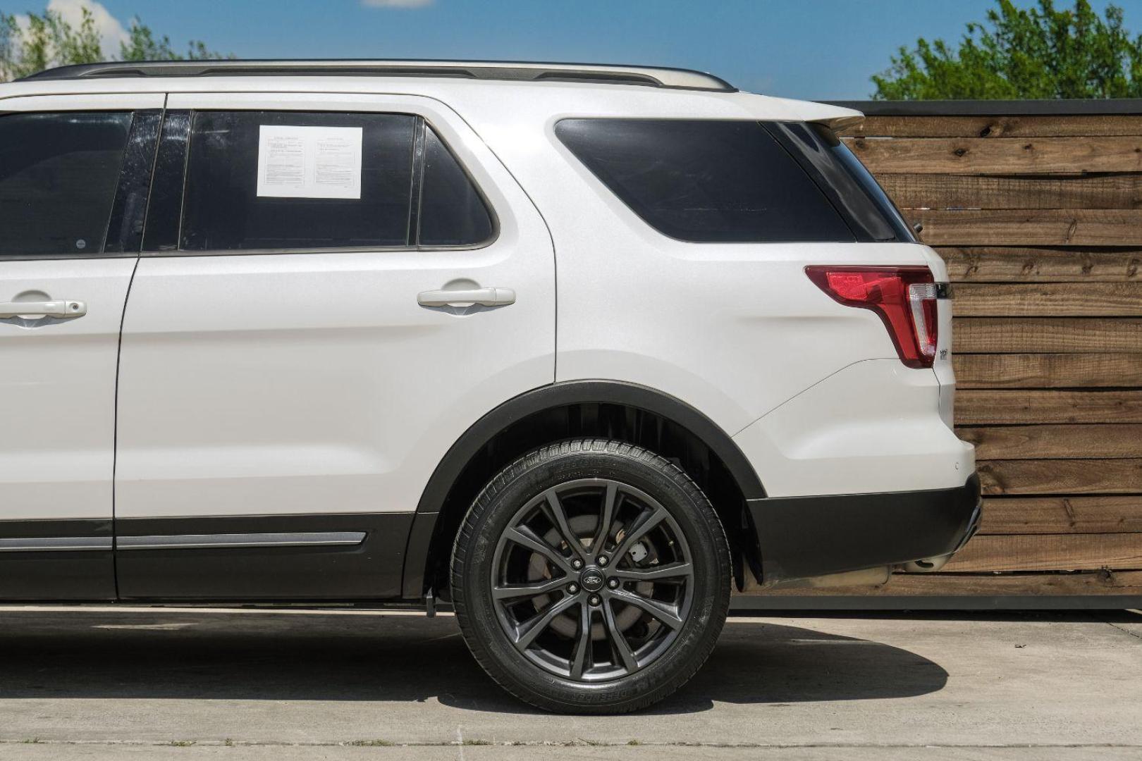 2017 white Ford Explorer XLT FWD (1FM5K7D89HG) with an 3.5L V6 DOHC 24V engine, 6-Speed Automatic transmission, located at 2401 E Main St., Grand Prairie, TX, 75050, (972) 262-4440, 32.748981, -96.969643 - Photo#16