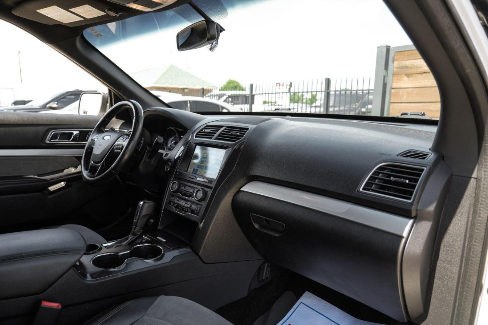 2017 white Ford Explorer XLT FWD (1FM5K7D89HG) with an 3.5L V6 DOHC 24V engine, 6-Speed Automatic transmission, located at 2401 E Main St., Grand Prairie, TX, 75050, (972) 262-4440, 32.748981, -96.969643 - Photo#17