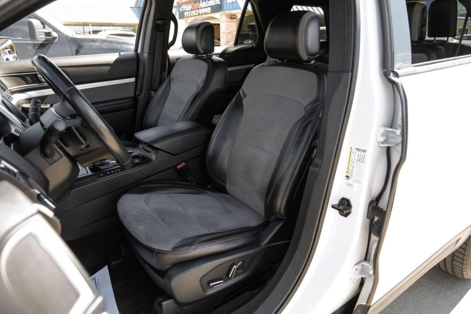 2017 white Ford Explorer XLT FWD (1FM5K7D89HG) with an 3.5L V6 DOHC 24V engine, 6-Speed Automatic transmission, located at 2401 E Main St., Grand Prairie, TX, 75050, (972) 262-4440, 32.748981, -96.969643 - Photo#3