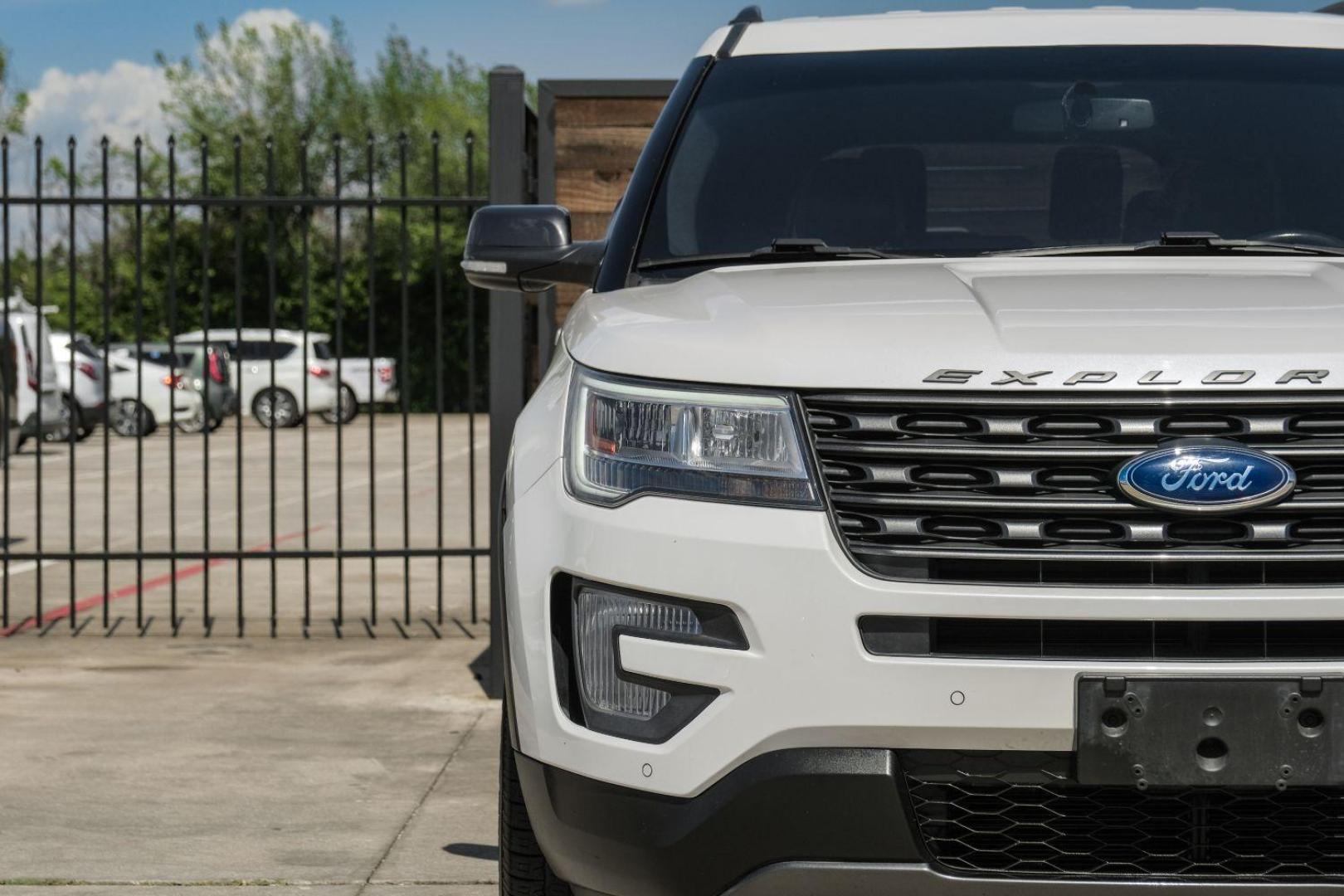 2017 white Ford Explorer XLT FWD (1FM5K7D89HG) with an 3.5L V6 DOHC 24V engine, 6-Speed Automatic transmission, located at 2401 E Main St., Grand Prairie, TX, 75050, (972) 262-4440, 32.748981, -96.969643 - Photo#50