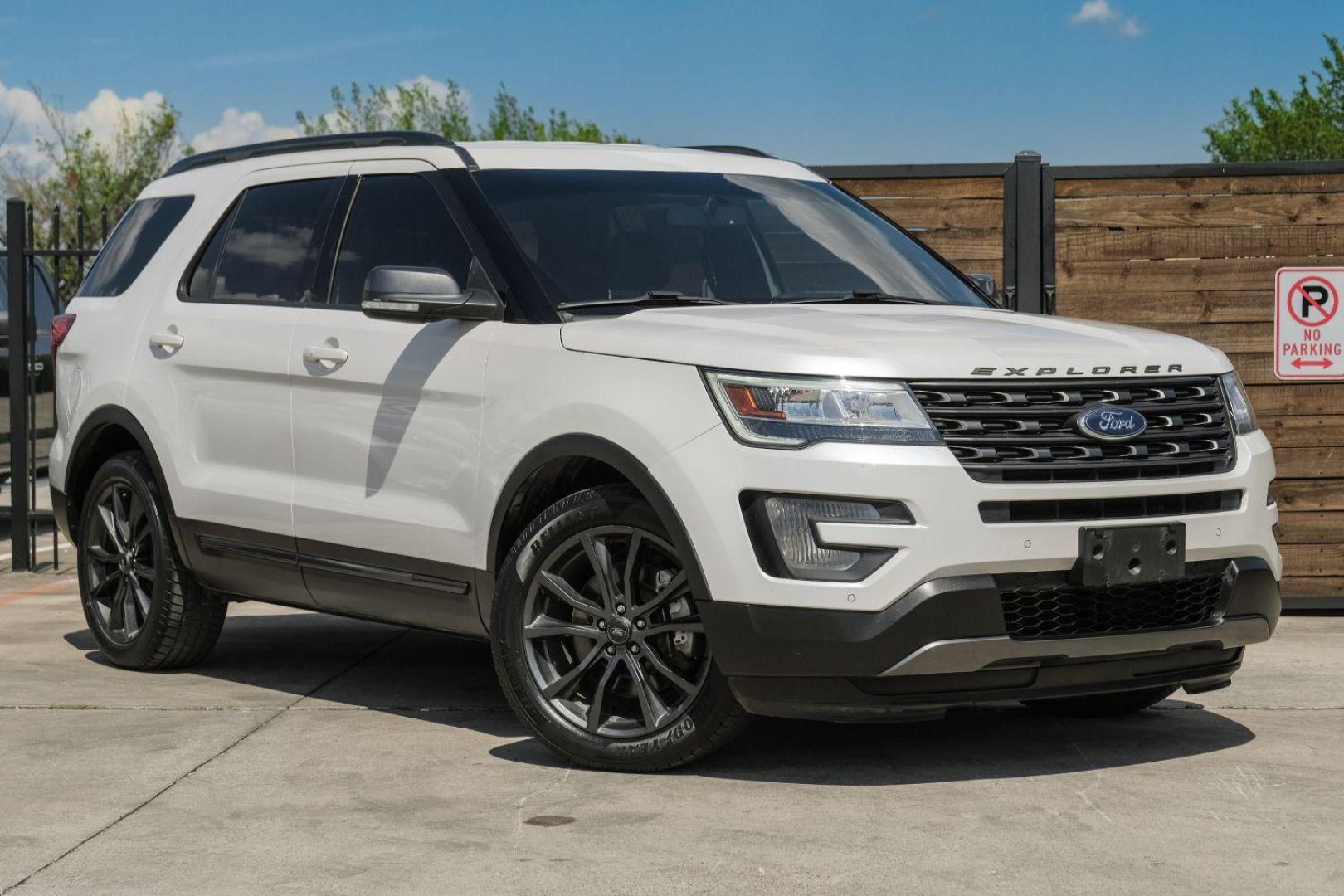 2017 white Ford Explorer XLT FWD (1FM5K7D89HG) with an 3.5L V6 DOHC 24V engine, 6-Speed Automatic transmission, located at 2401 E Main St., Grand Prairie, TX, 75050, (972) 262-4440, 32.748981, -96.969643 - Photo#5