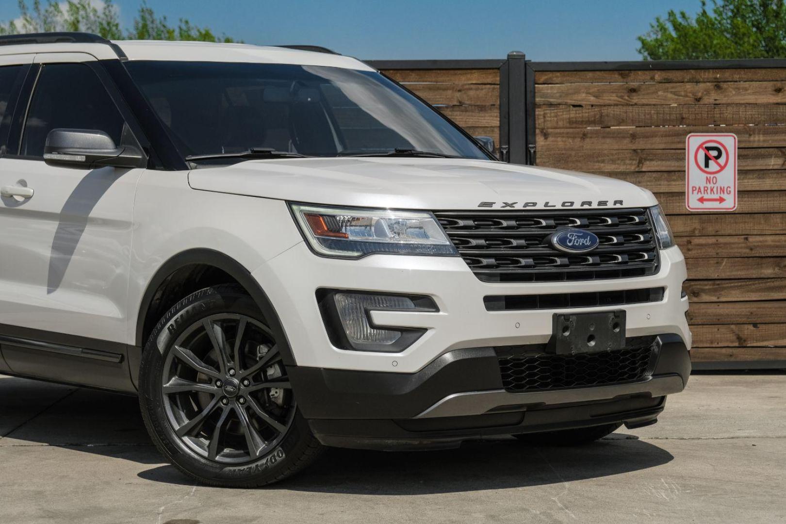 2017 white Ford Explorer XLT FWD (1FM5K7D89HG) with an 3.5L V6 DOHC 24V engine, 6-Speed Automatic transmission, located at 2401 E Main St., Grand Prairie, TX, 75050, (972) 262-4440, 32.748981, -96.969643 - Photo#7