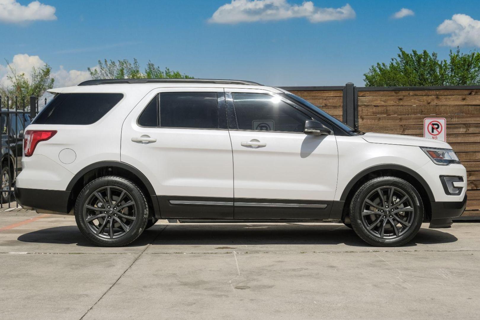 2017 white Ford Explorer XLT FWD (1FM5K7D89HG) with an 3.5L V6 DOHC 24V engine, 6-Speed Automatic transmission, located at 2401 E Main St., Grand Prairie, TX, 75050, (972) 262-4440, 32.748981, -96.969643 - Photo#8