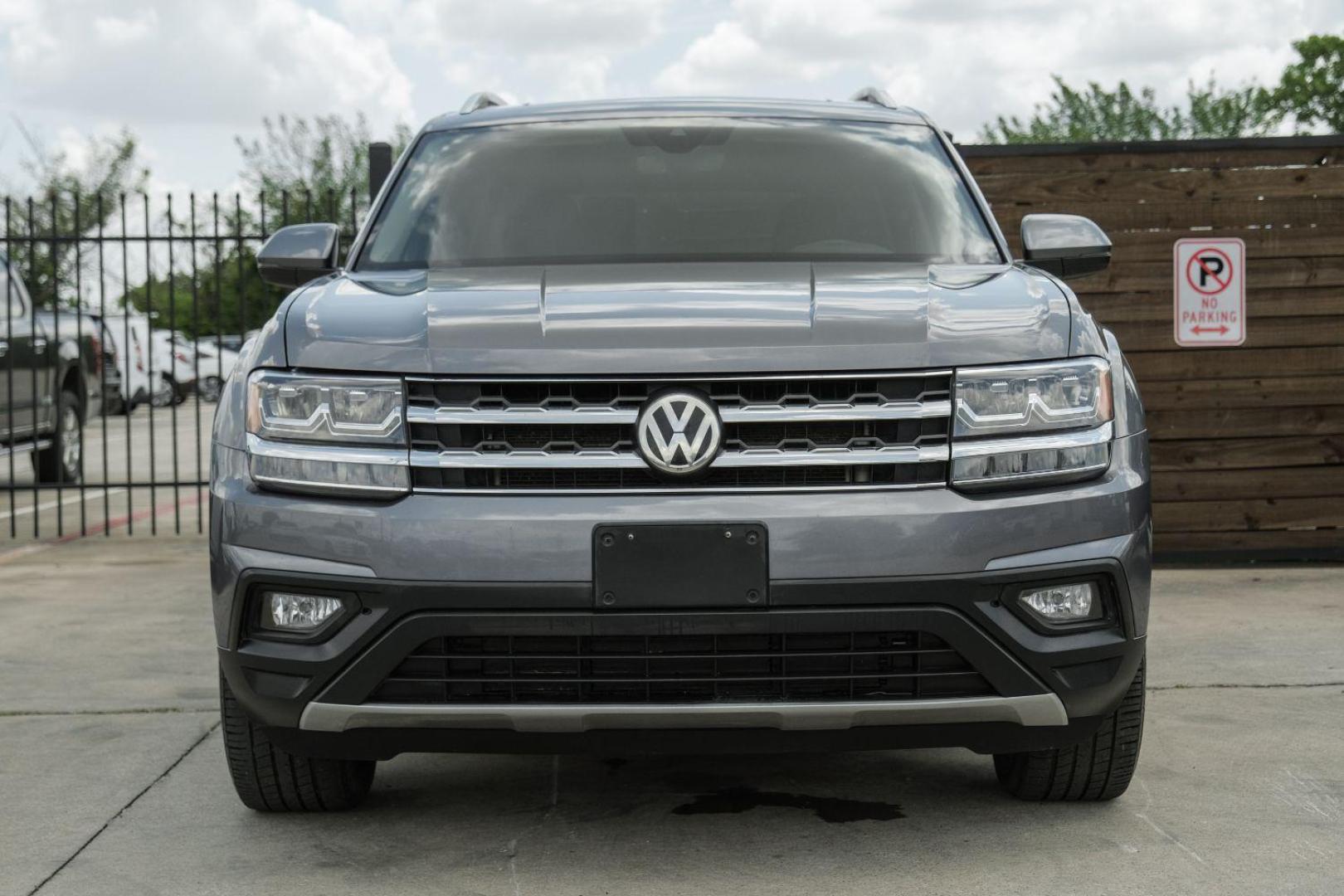 2019 gray Volkswagen Atlas V6 SE w/Technology (1V2WR2CA7KC) with an 3.6L V6 DOHC 24V engine, 8-Speed Automatic transmission, located at 2401 E Main St., Grand Prairie, TX, 75050, (972) 262-4440, 32.748981, -96.969643 - Photo#5