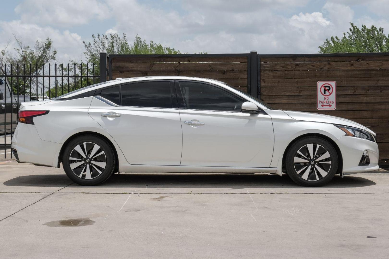 2019 WHITE Nissan Altima 2.5 SV (1N4BL4DV3KC) with an 2.5L L4 DOHC 16V engine, Continuously Variable Transmission transmission, located at 2401 E Main St., Grand Prairie, TX, 75050, (972) 262-4440, 32.748981, -96.969643 - Photo#9