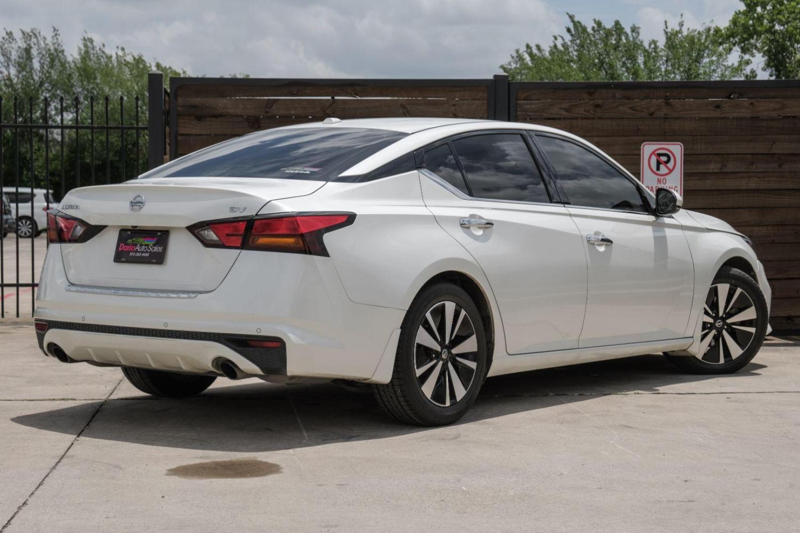 2019 WHITE Nissan Altima 2.5 SV (1N4BL4DV3KC) with an 2.5L L4 DOHC 16V engine, Continuously Variable Transmission transmission, located at 2401 E Main St., Grand Prairie, TX, 75050, (972) 262-4440, 32.748981, -96.969643 - Photo#10