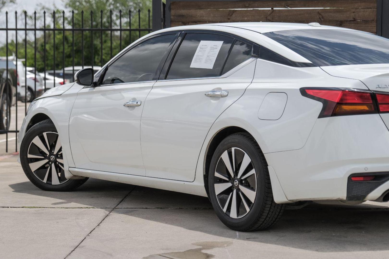 2019 WHITE Nissan Altima 2.5 SV (1N4BL4DV3KC) with an 2.5L L4 DOHC 16V engine, Continuously Variable Transmission transmission, located at 2401 E Main St., Grand Prairie, TX, 75050, (972) 262-4440, 32.748981, -96.969643 - Photo#13