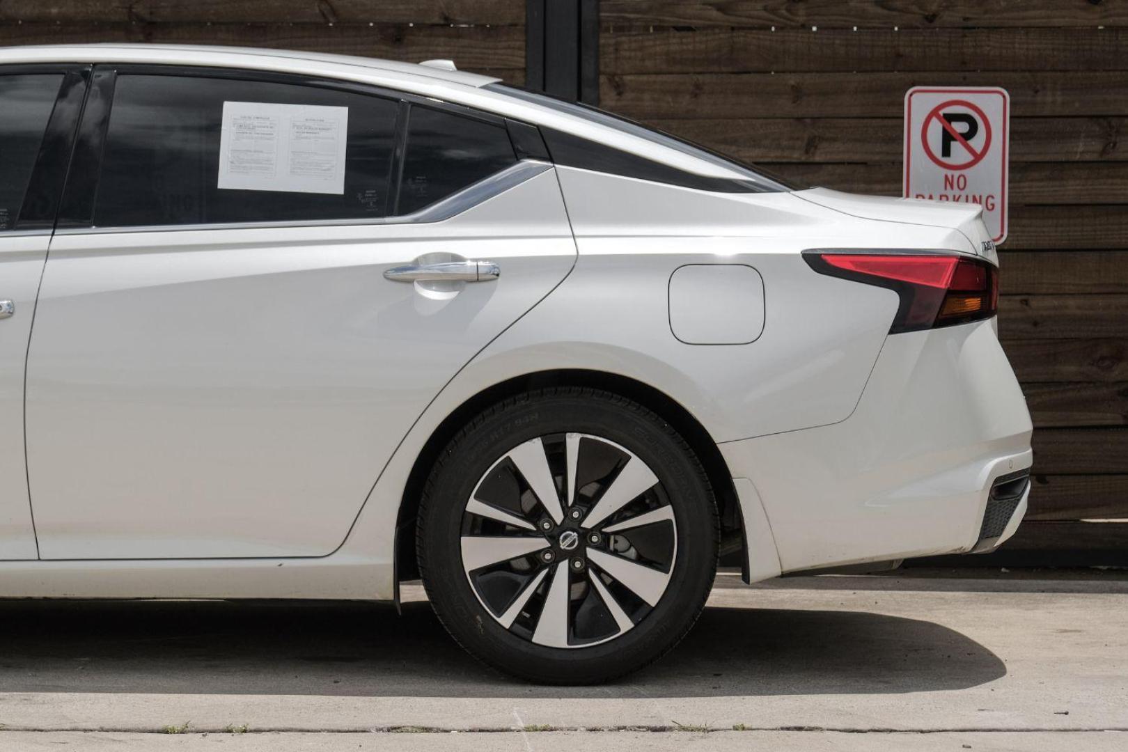 2019 WHITE Nissan Altima 2.5 SV (1N4BL4DV3KC) with an 2.5L L4 DOHC 16V engine, Continuously Variable Transmission transmission, located at 2401 E Main St., Grand Prairie, TX, 75050, (972) 262-4440, 32.748981, -96.969643 - Photo#17