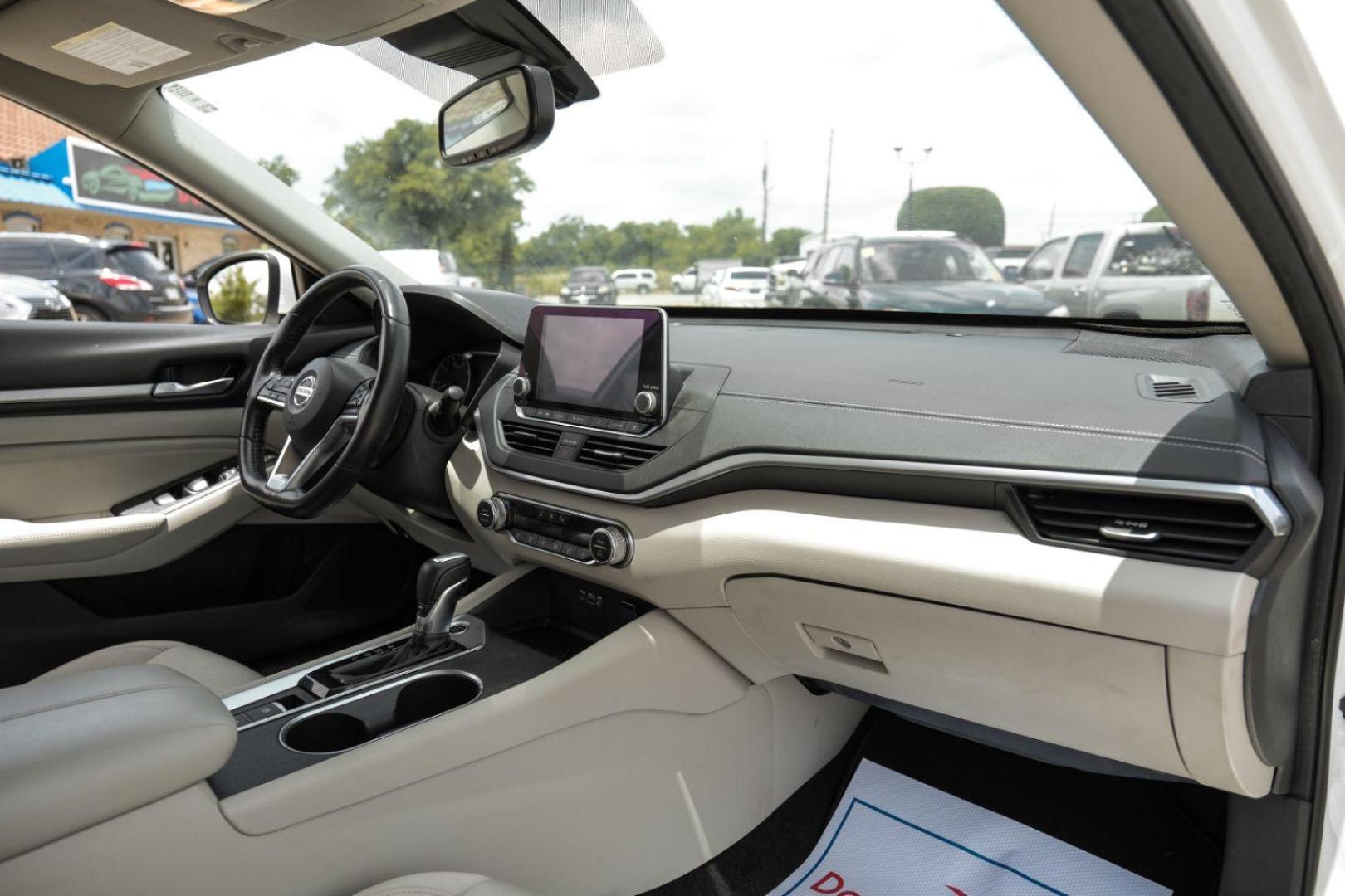 2019 WHITE Nissan Altima 2.5 SV (1N4BL4DV3KC) with an 2.5L L4 DOHC 16V engine, Continuously Variable Transmission transmission, located at 2401 E Main St., Grand Prairie, TX, 75050, (972) 262-4440, 32.748981, -96.969643 - Photo#18