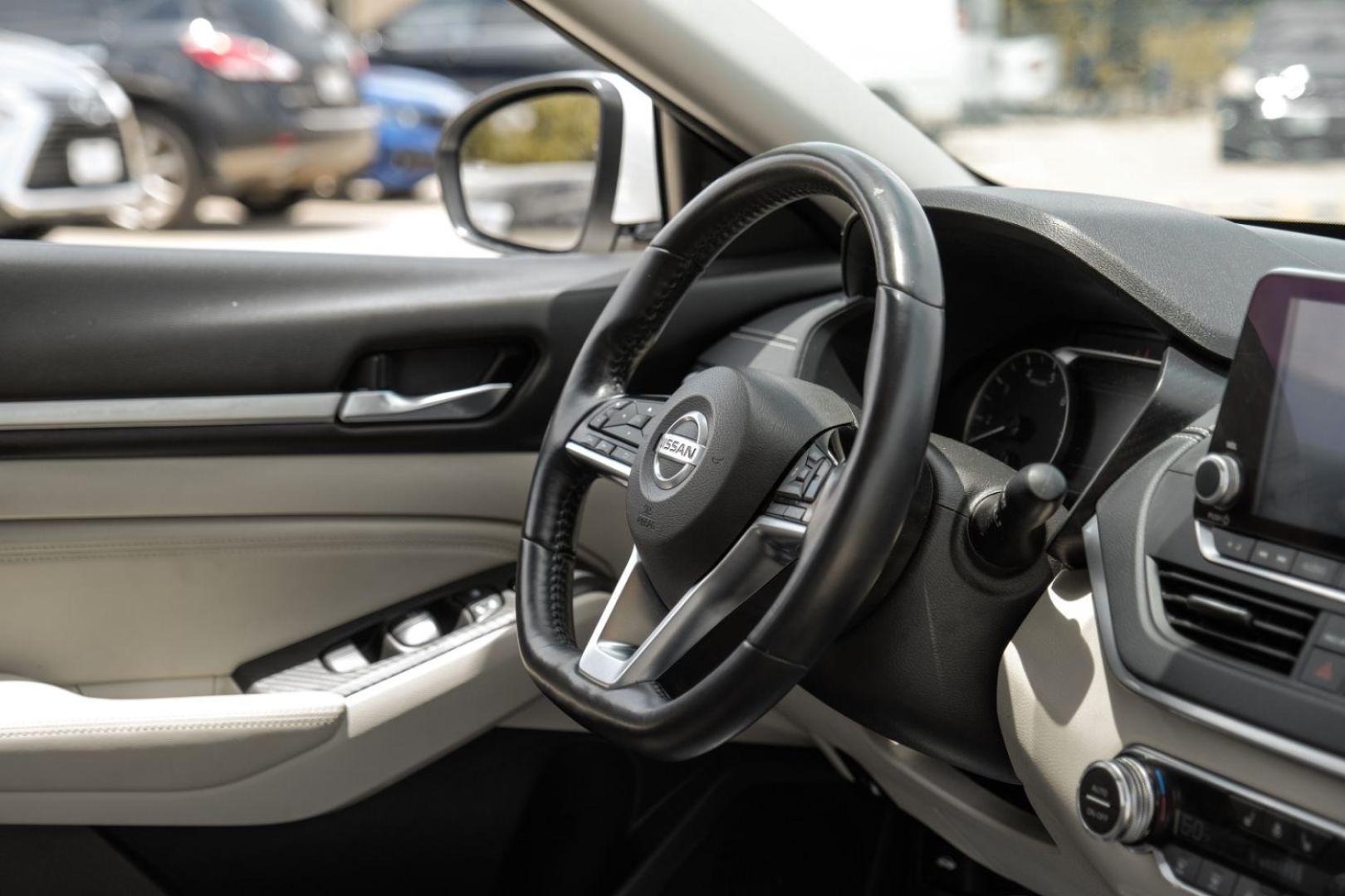 2019 WHITE Nissan Altima 2.5 SV (1N4BL4DV3KC) with an 2.5L L4 DOHC 16V engine, Continuously Variable Transmission transmission, located at 2401 E Main St., Grand Prairie, TX, 75050, (972) 262-4440, 32.748981, -96.969643 - Photo#20