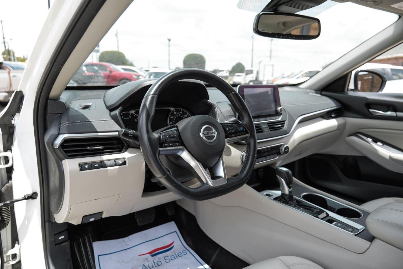 2019 WHITE Nissan Altima 2.5 SV (1N4BL4DV3KC) with an 2.5L L4 DOHC 16V engine, Continuously Variable Transmission transmission, located at 2401 E Main St., Grand Prairie, TX, 75050, (972) 262-4440, 32.748981, -96.969643 - Photo#2