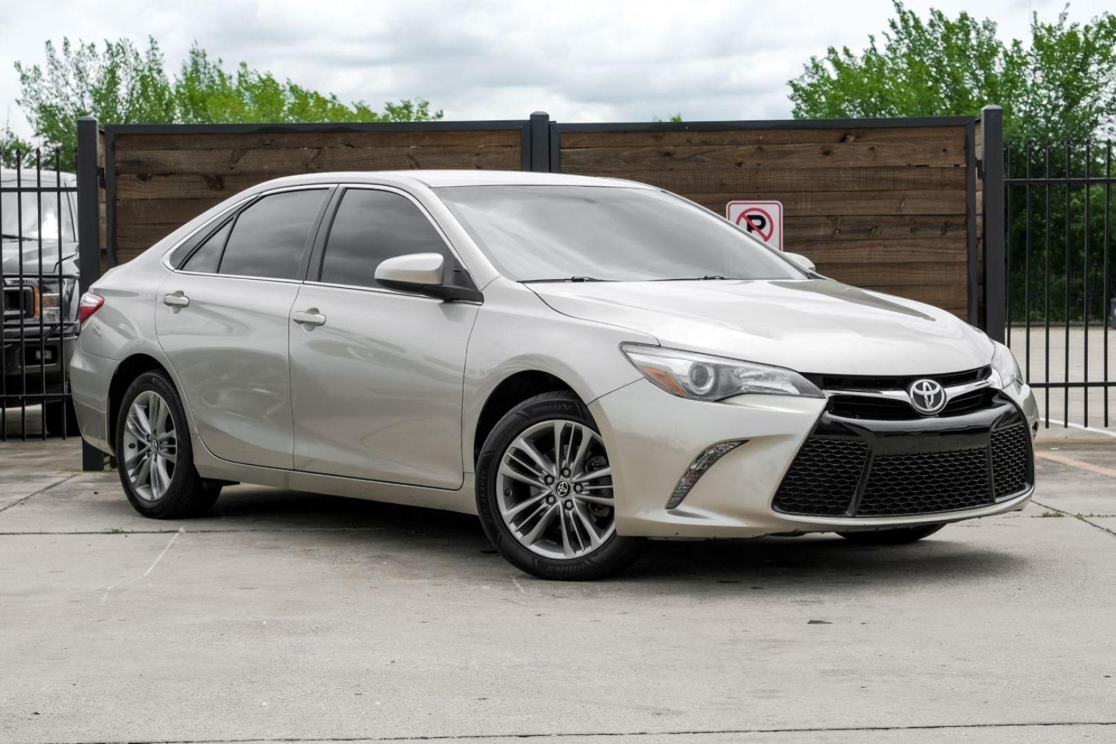 2017 Beige Toyota Camry SE (4T1BF1FK7HU) with an 2.5L L4 DOHC 16V engine, 6-Speed Automatic transmission, located at 2401 E Main St., Grand Prairie, TX, 75050, (972) 262-4440, 32.748981, -96.969643 - Photo#5