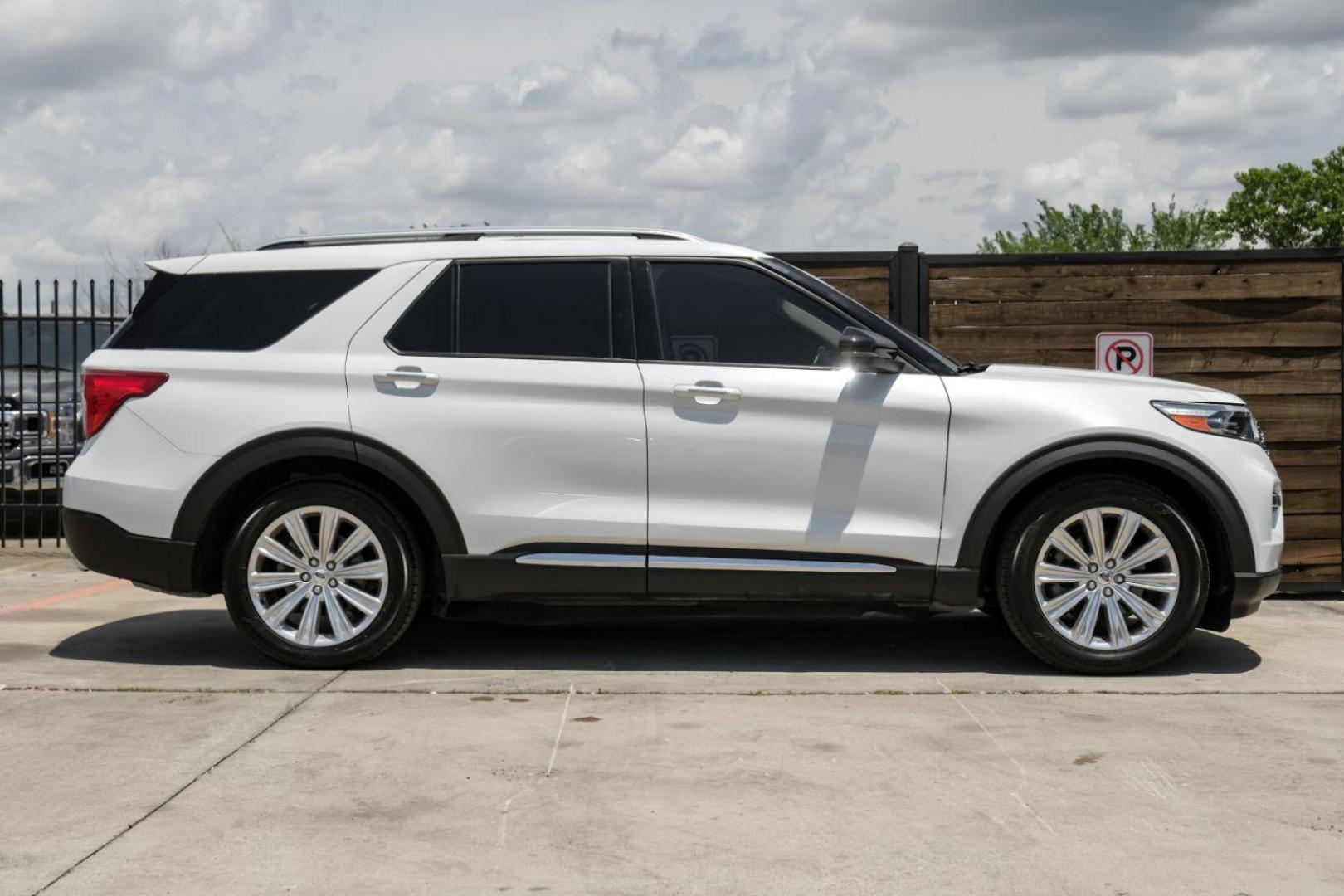 2020 WHITE Ford Explorer Limited (1FMSK7FH9LG) with an 2.3L L4 DOHC 16V engine, 10-Speed Automatic transmission, located at 2401 E Main St., Grand Prairie, TX, 75050, (972) 262-4440, 32.748981, -96.969643 - Photo#8