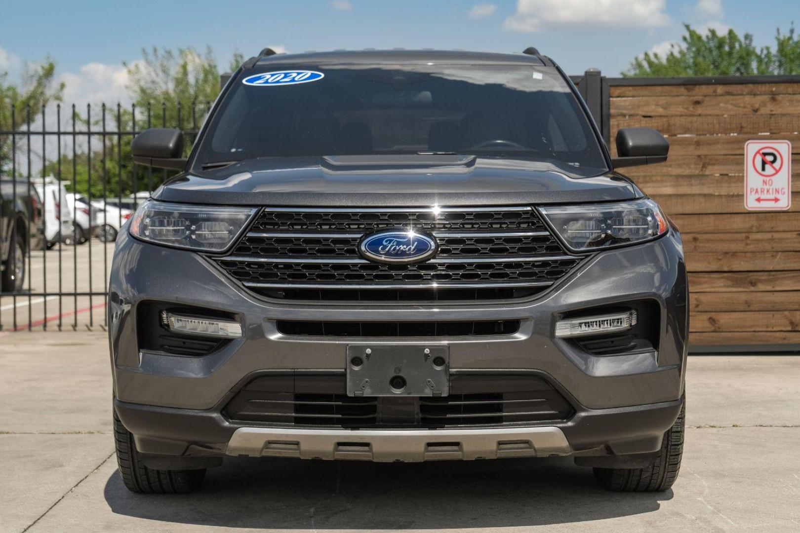 2020 Gray Ford Explorer XLT AWD (1FMSK8DH4LG) with an 2.3L L4 DOHC 16V engine, 10-Speed Automatic transmission, located at 2401 E Main St., Grand Prairie, TX, 75050, (972) 262-4440, 32.748981, -96.969643 - Photo#4