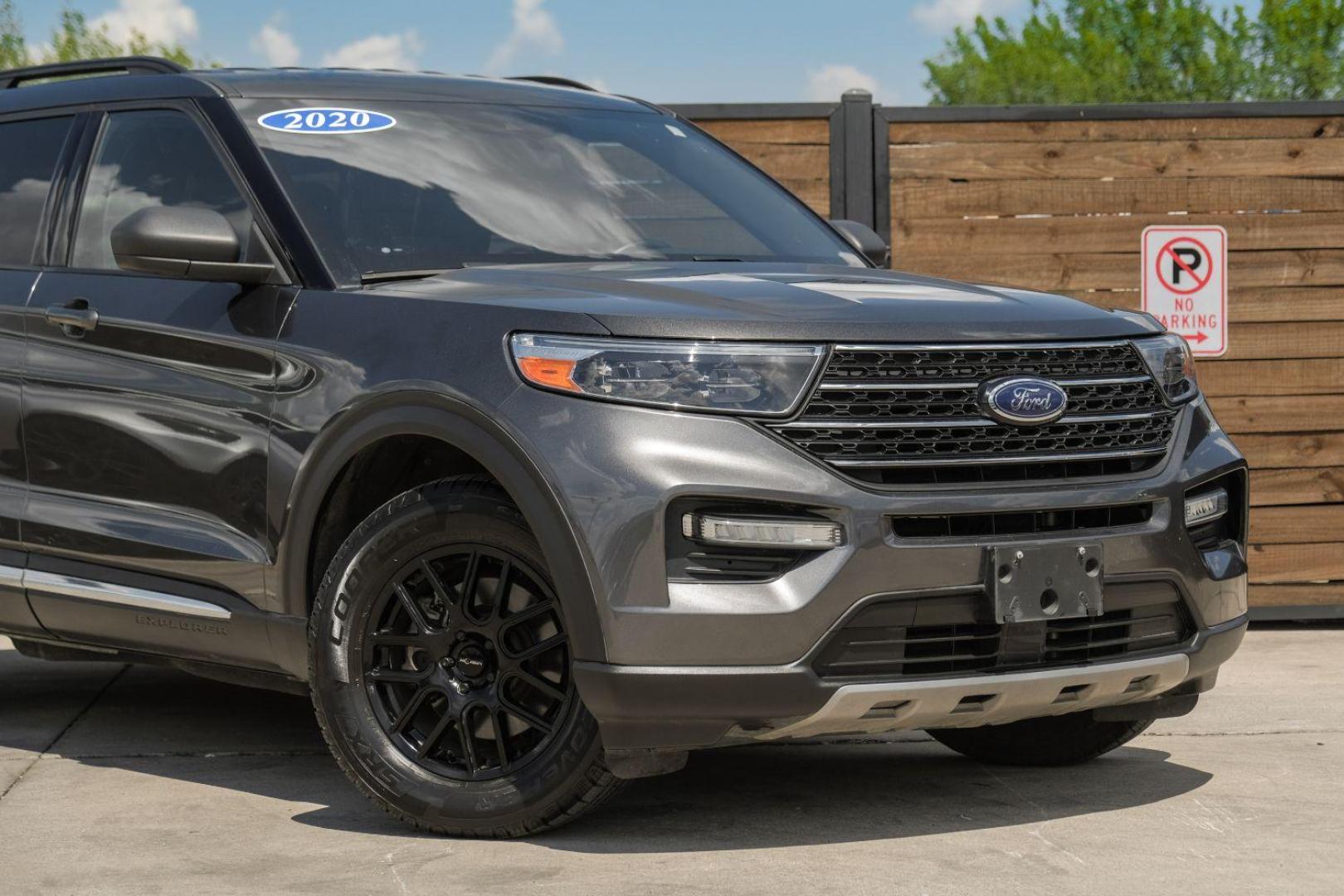 2020 Gray Ford Explorer XLT AWD (1FMSK8DH4LG) with an 2.3L L4 DOHC 16V engine, 10-Speed Automatic transmission, located at 2401 E Main St., Grand Prairie, TX, 75050, (972) 262-4440, 32.748981, -96.969643 - Photo#7