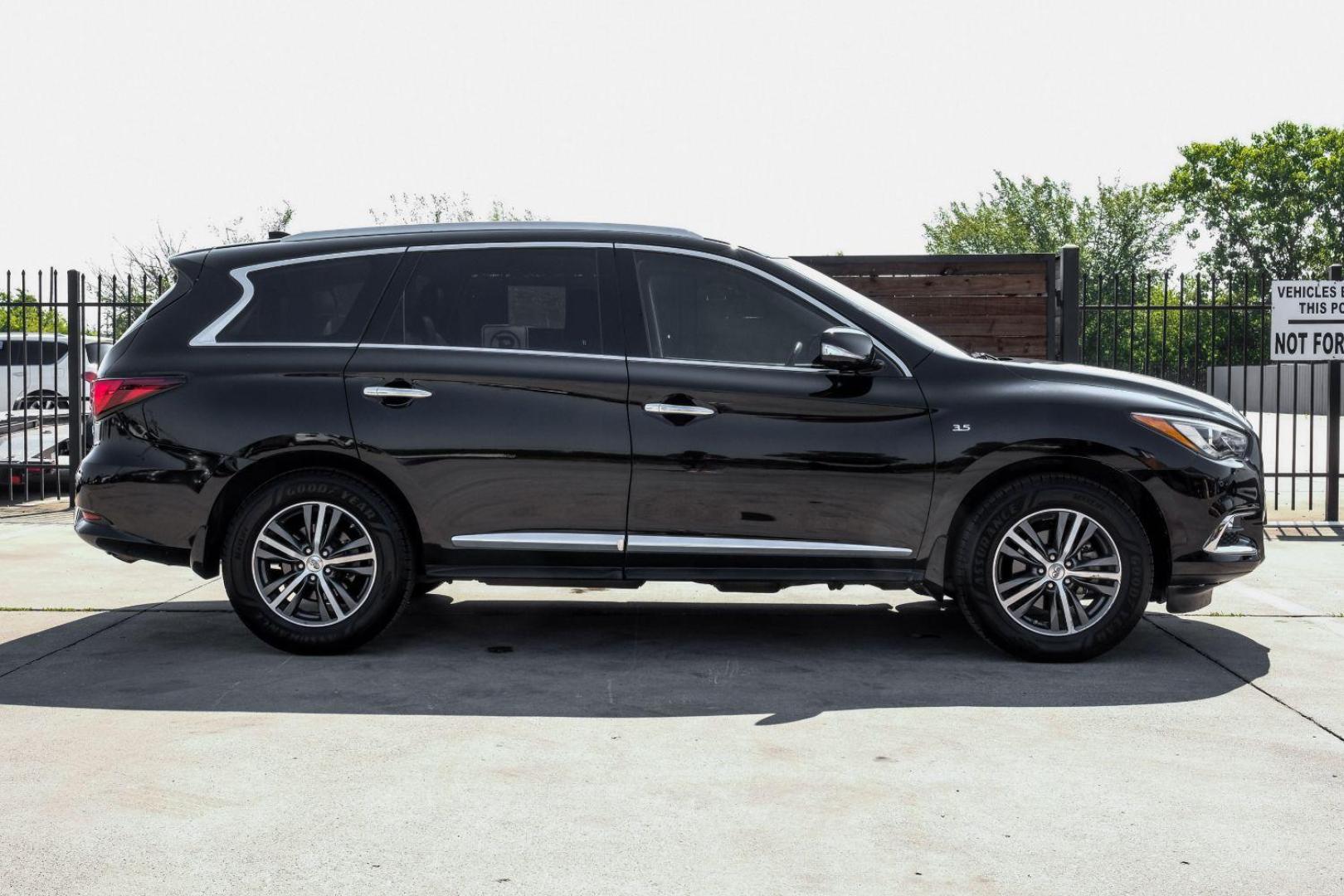 2017 BLACK Infiniti QX60 Base FWD (5N1DL0MNXHC) with an 3.5L V6 DOHC 24V engine, Continuously Variable Transmission transmission, located at 2401 E Main St., Grand Prairie, TX, 75050, (972) 262-4440, 32.748981, -96.969643 - Photo#9