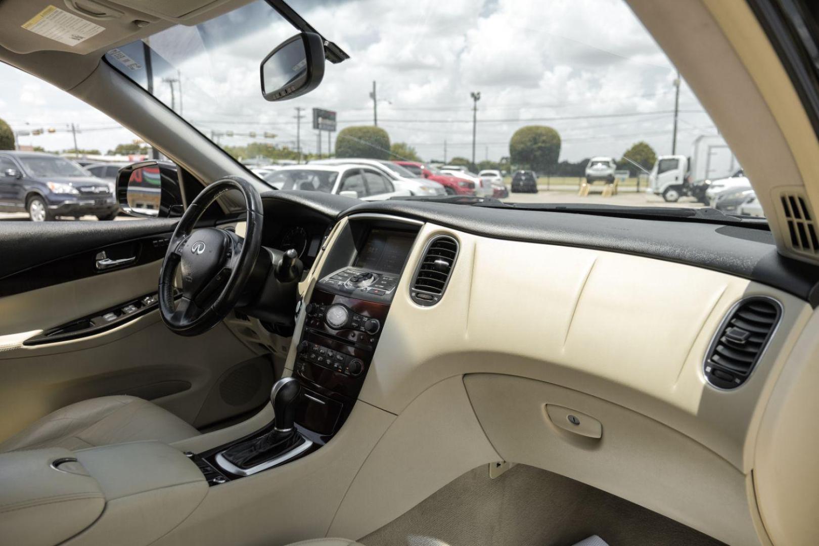 2017 BLACK Infiniti QX50 Base AWD (JN1BJ0RR4HM) with an 3.7L V6 DOHC 24V engine, 7-Speed Automatic transmission, located at 2401 E Main St., Grand Prairie, TX, 75050, (972) 262-4440, 32.748981, -96.969643 - Photo#18