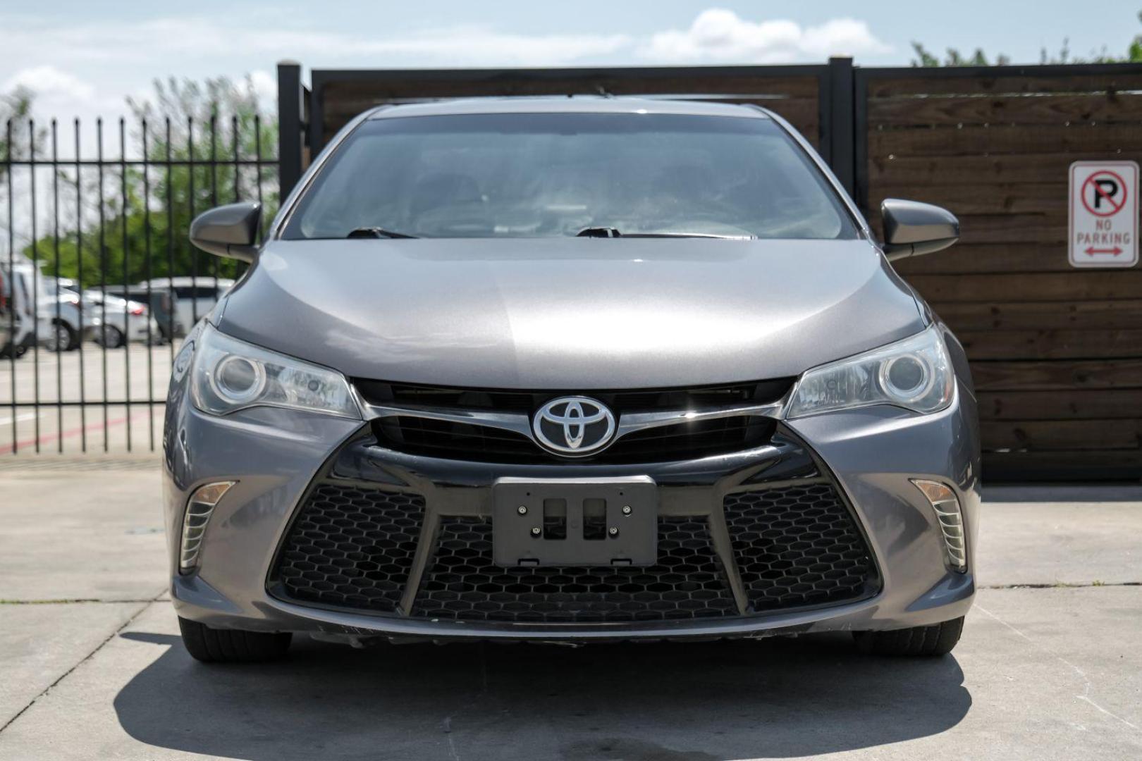 2016 Gray Toyota Camry SE (4T1BF1FK6GU) with an 2.5L L4 DOHC 16V engine, 6-Speed Automatic transmission, located at 2401 E Main St., Grand Prairie, TX, 75050, (972) 262-4440, 32.748981, -96.969643 - Photo#4