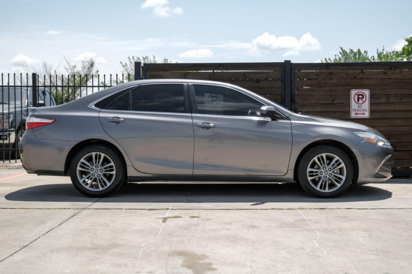 2016 Gray Toyota Camry SE (4T1BF1FK6GU) with an 2.5L L4 DOHC 16V engine, 6-Speed Automatic transmission, located at 2401 E Main St., Grand Prairie, TX, 75050, (972) 262-4440, 32.748981, -96.969643 - Photo#8