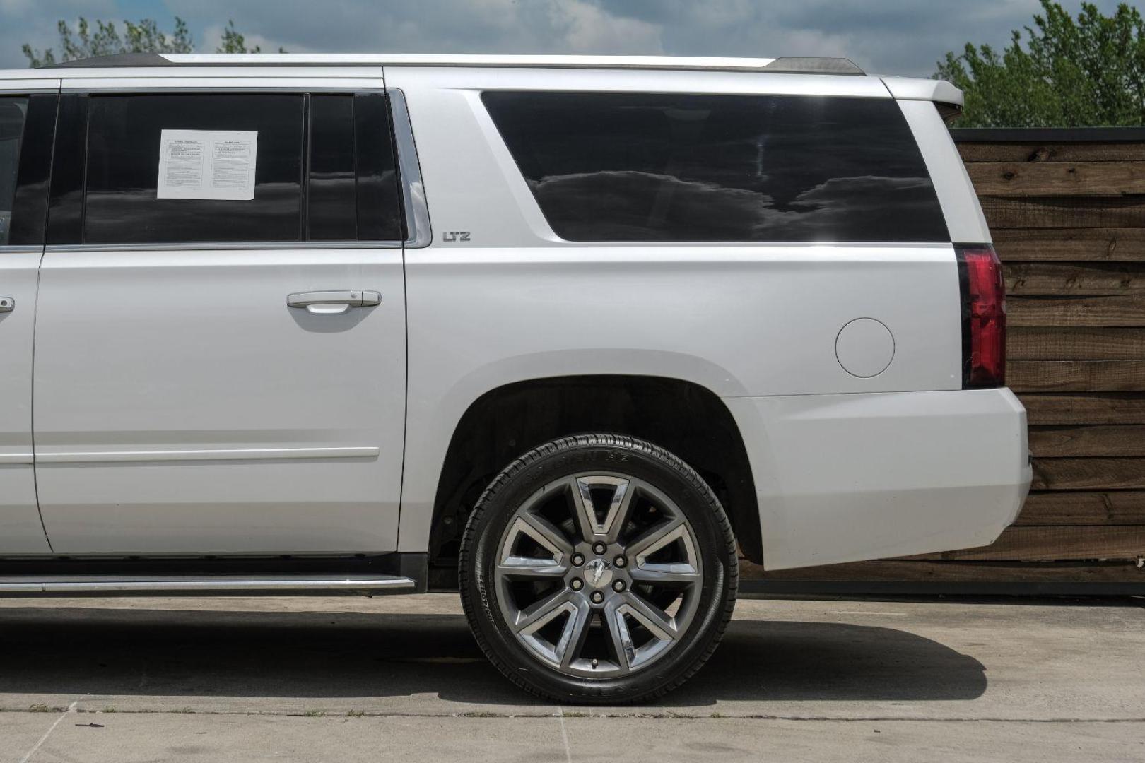 2016 WHITE Chevrolet Suburban LTZ 2WD (1GNSCJKC8GR) with an 5.3L V8 OHV 16V engine, 6-Speed Automatic transmission, located at 2401 E Main St., Grand Prairie, TX, 75050, (972) 262-4440, 32.748981, -96.969643 - Photo#17