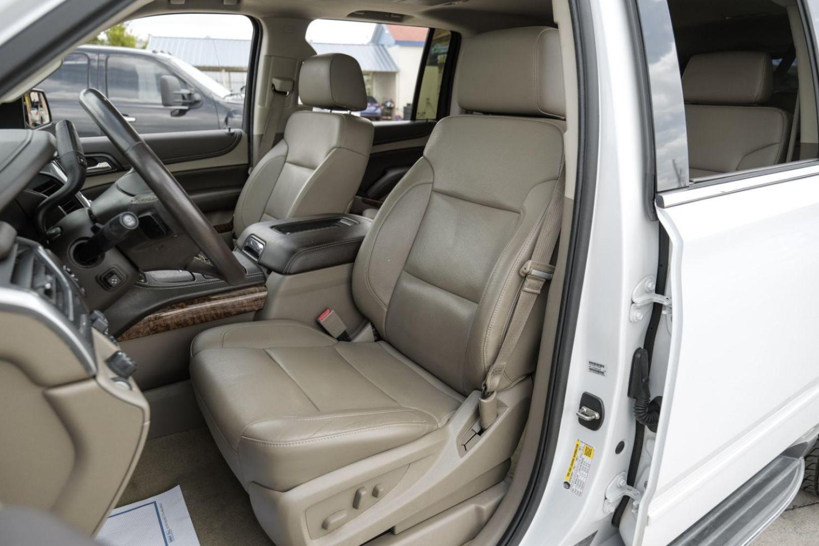 2016 WHITE Chevrolet Suburban LTZ 2WD (1GNSCJKC8GR) with an 5.3L V8 OHV 16V engine, 6-Speed Automatic transmission, located at 2401 E Main St., Grand Prairie, TX, 75050, (972) 262-4440, 32.748981, -96.969643 - Photo#3